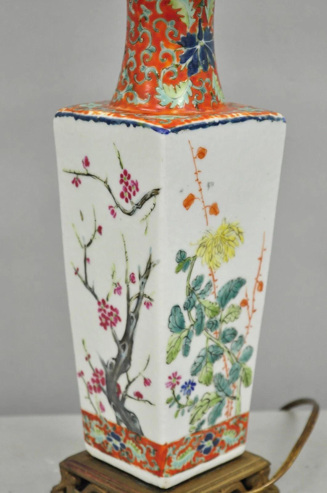 Ancienne lampe de table Boudoir en porcelaine chinoise peinte à la main d'une fleur orange en vente 5