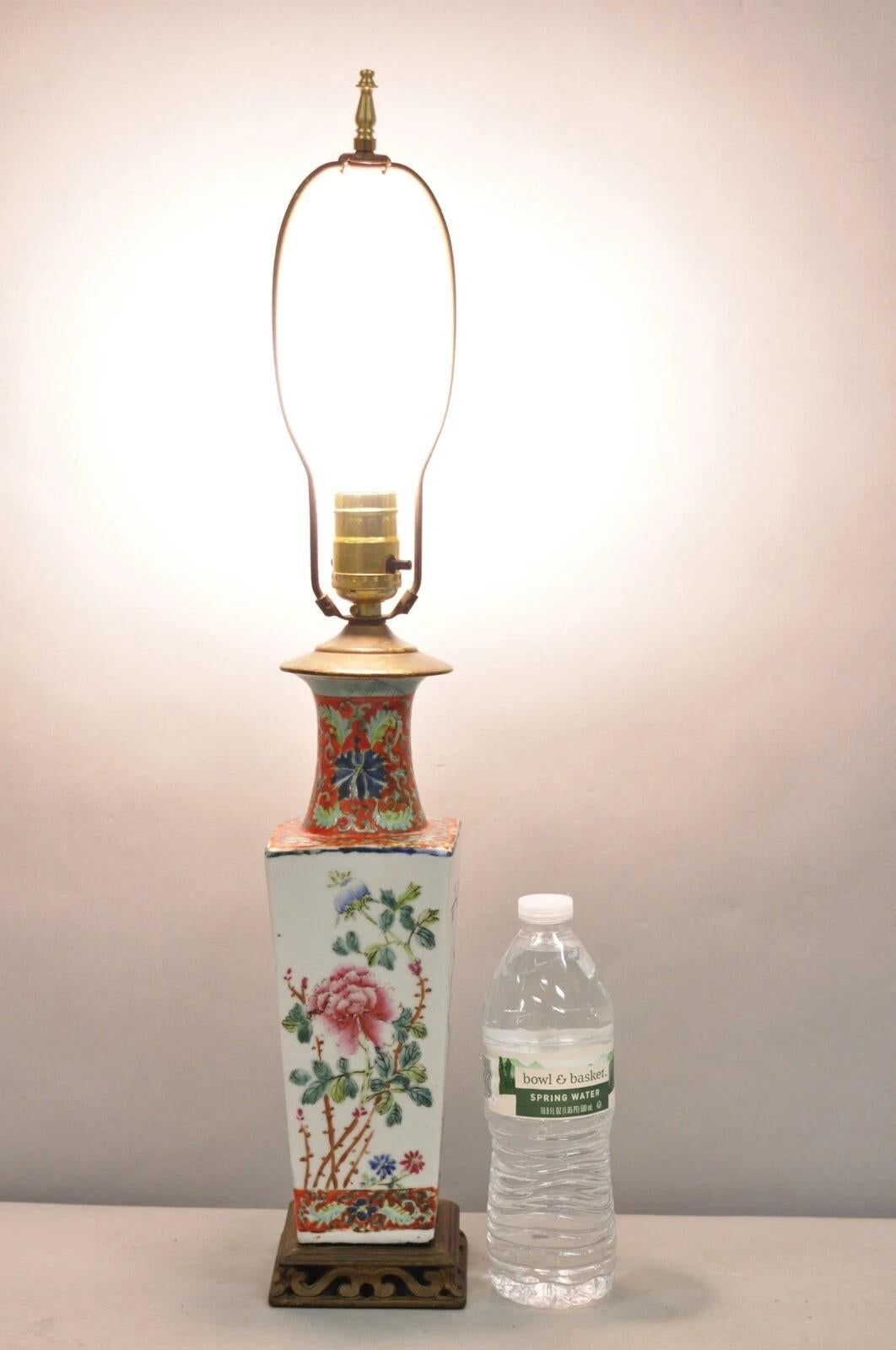 Ancienne lampe de table Boudoir en porcelaine de Chine peinte à la main d'une fleur orange. Circa Early 20th Century. Dimensions : 23,5