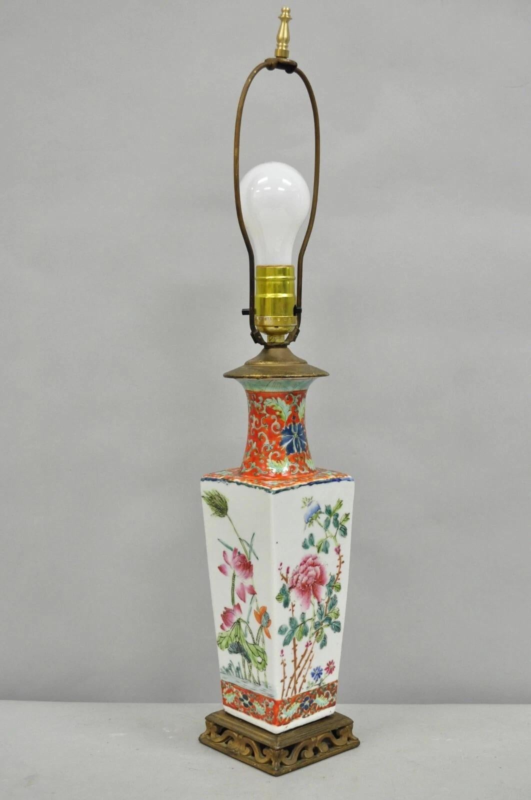 Chinoiseries Ancienne lampe de table Boudoir en porcelaine chinoise peinte à la main d'une fleur orange en vente