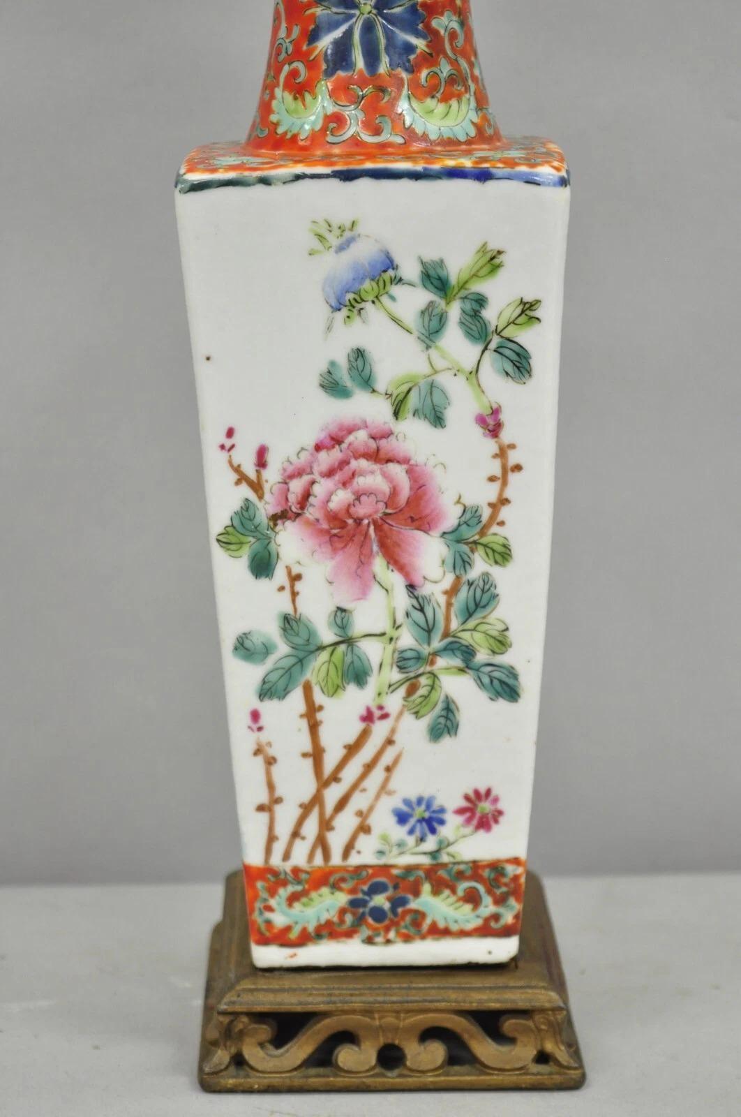 Inconnu Ancienne lampe de table Boudoir en porcelaine chinoise peinte à la main d'une fleur orange en vente