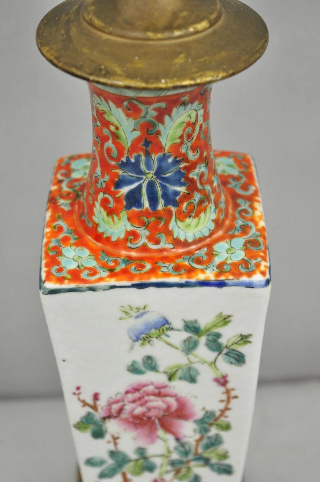 Ancienne lampe de table Boudoir en porcelaine chinoise peinte à la main d'une fleur orange Bon état - En vente à Philadelphia, PA