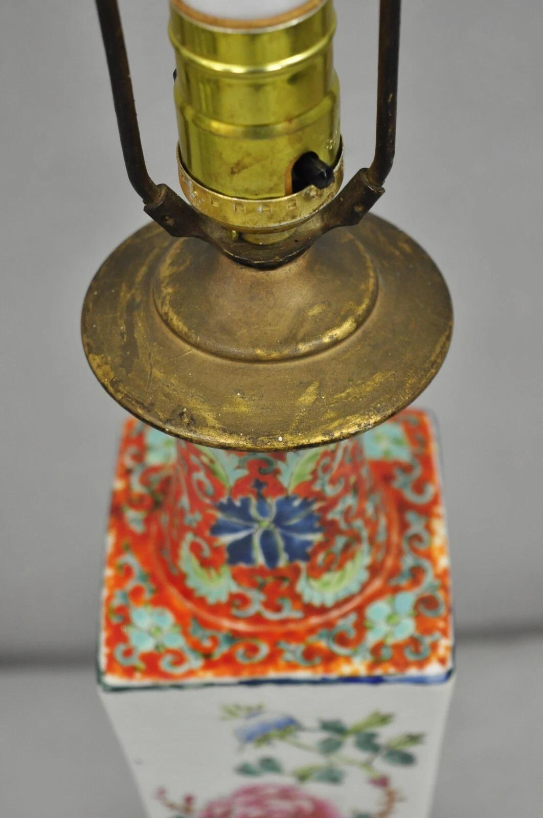 20ième siècle Ancienne lampe de table Boudoir en porcelaine chinoise peinte à la main d'une fleur orange en vente