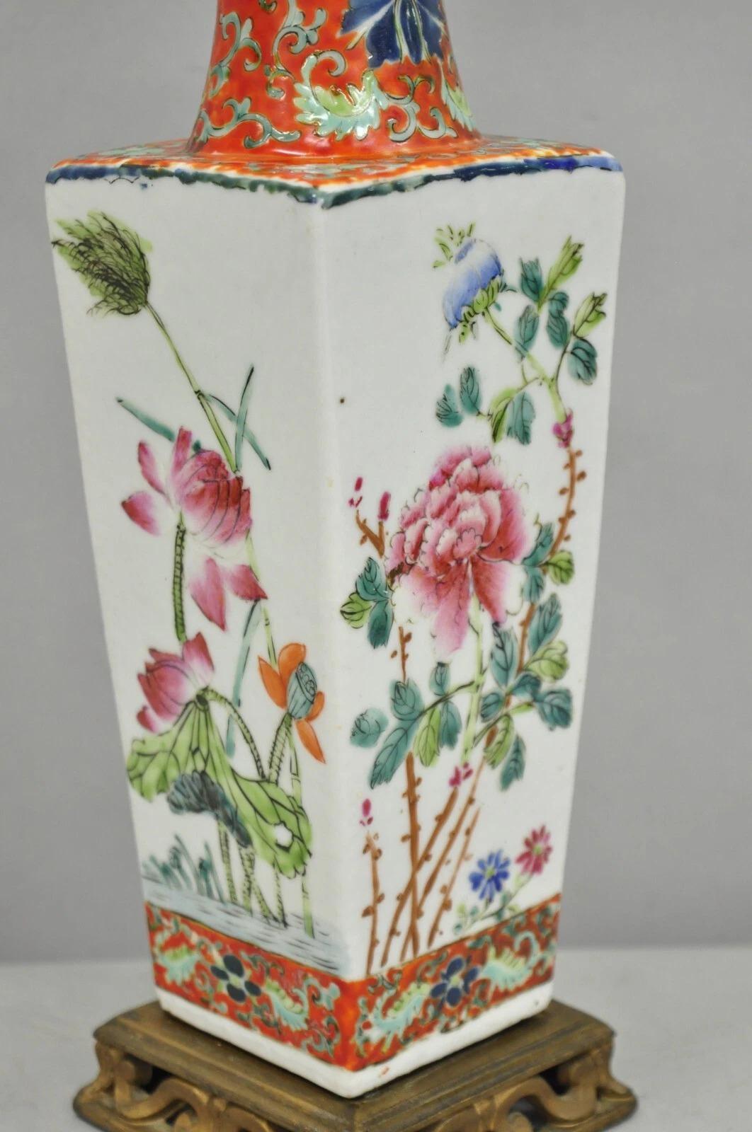 Ancienne lampe de table Boudoir en porcelaine chinoise peinte à la main d'une fleur orange en vente 1