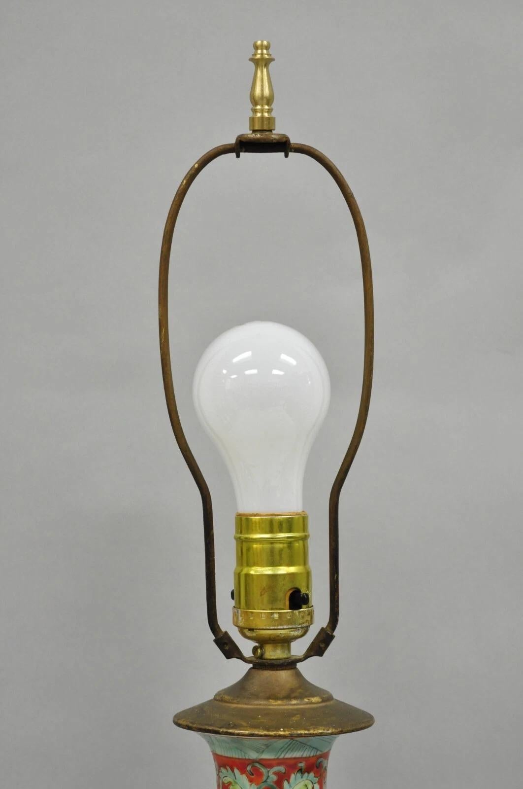Ancienne lampe de table Boudoir en porcelaine chinoise peinte à la main d'une fleur orange en vente 2