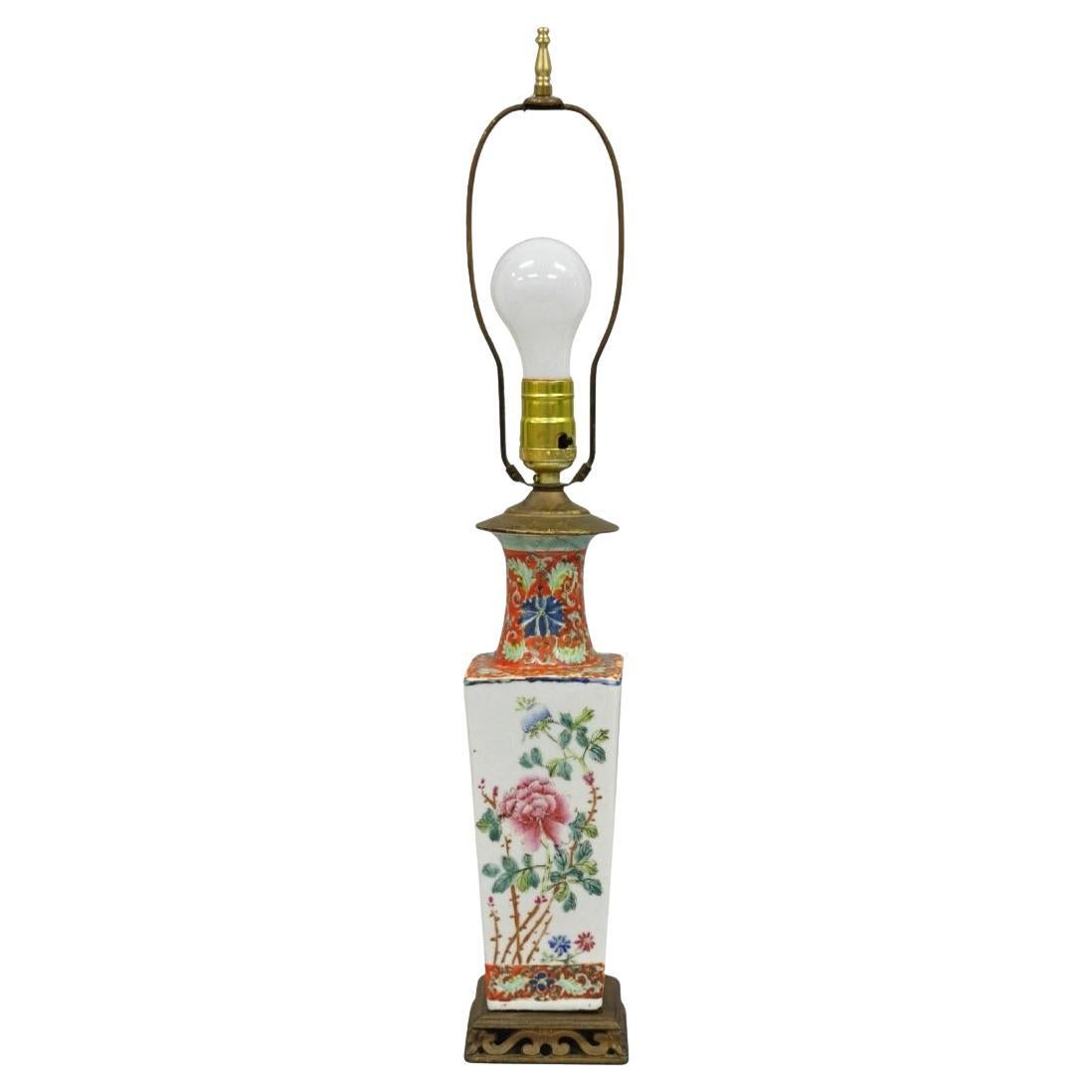 Ancienne lampe de table Boudoir en porcelaine chinoise peinte à la main d'une fleur orange en vente