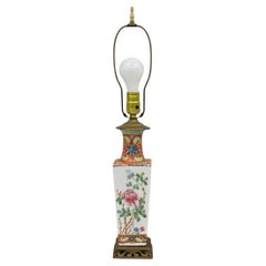 Ancienne lampe de table Boudoir en porcelaine chinoise peinte à la main d'une fleur orange