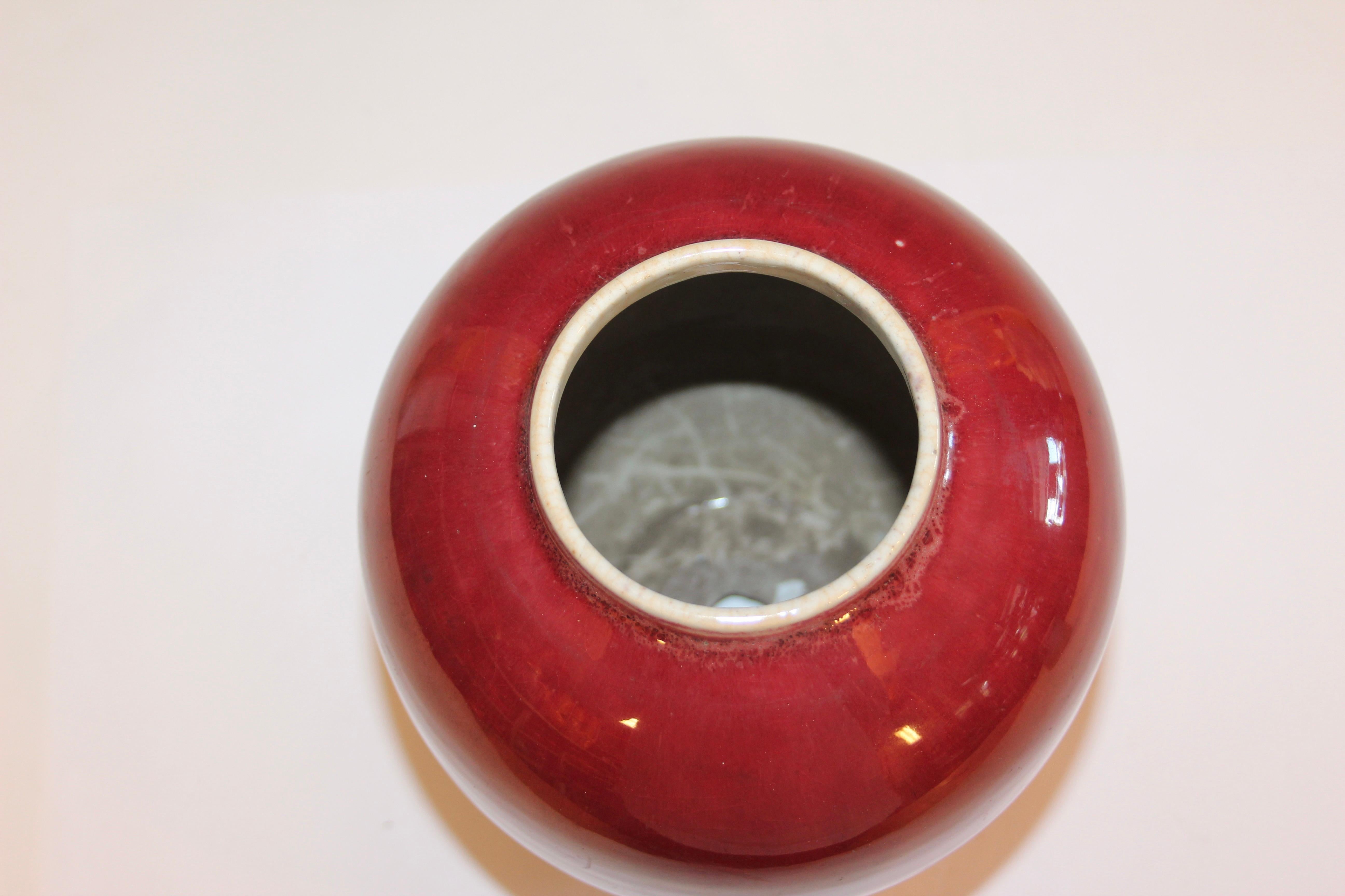 Vase jarre à gingembre antique en porcelaine chinoise couleur sang de boeuf Couvercle en bois dur sculpté 19ème en vente 2