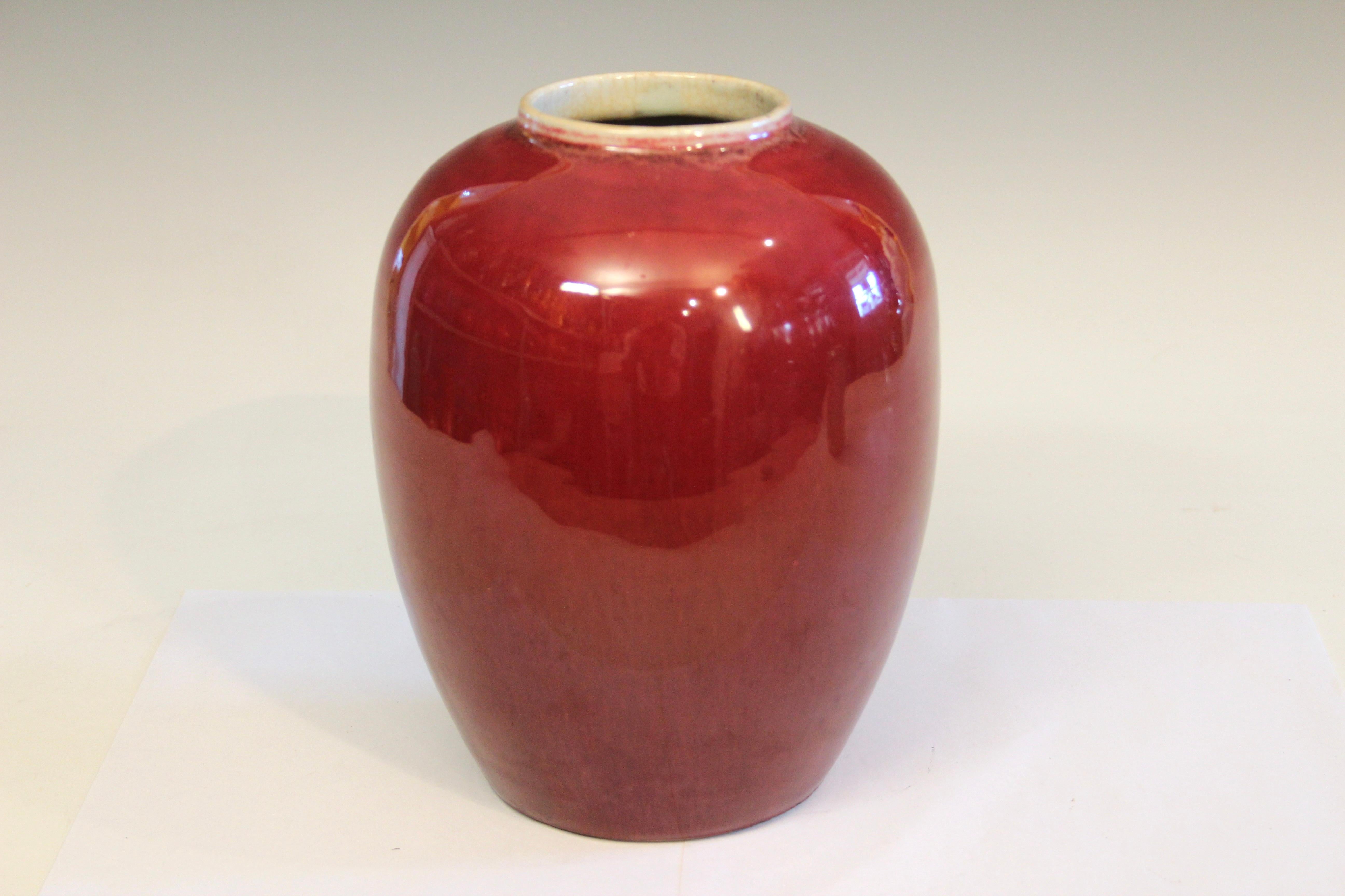 Qing Vase jarre à gingembre antique en porcelaine chinoise couleur sang de boeuf Couvercle en bois dur sculpté 19ème en vente