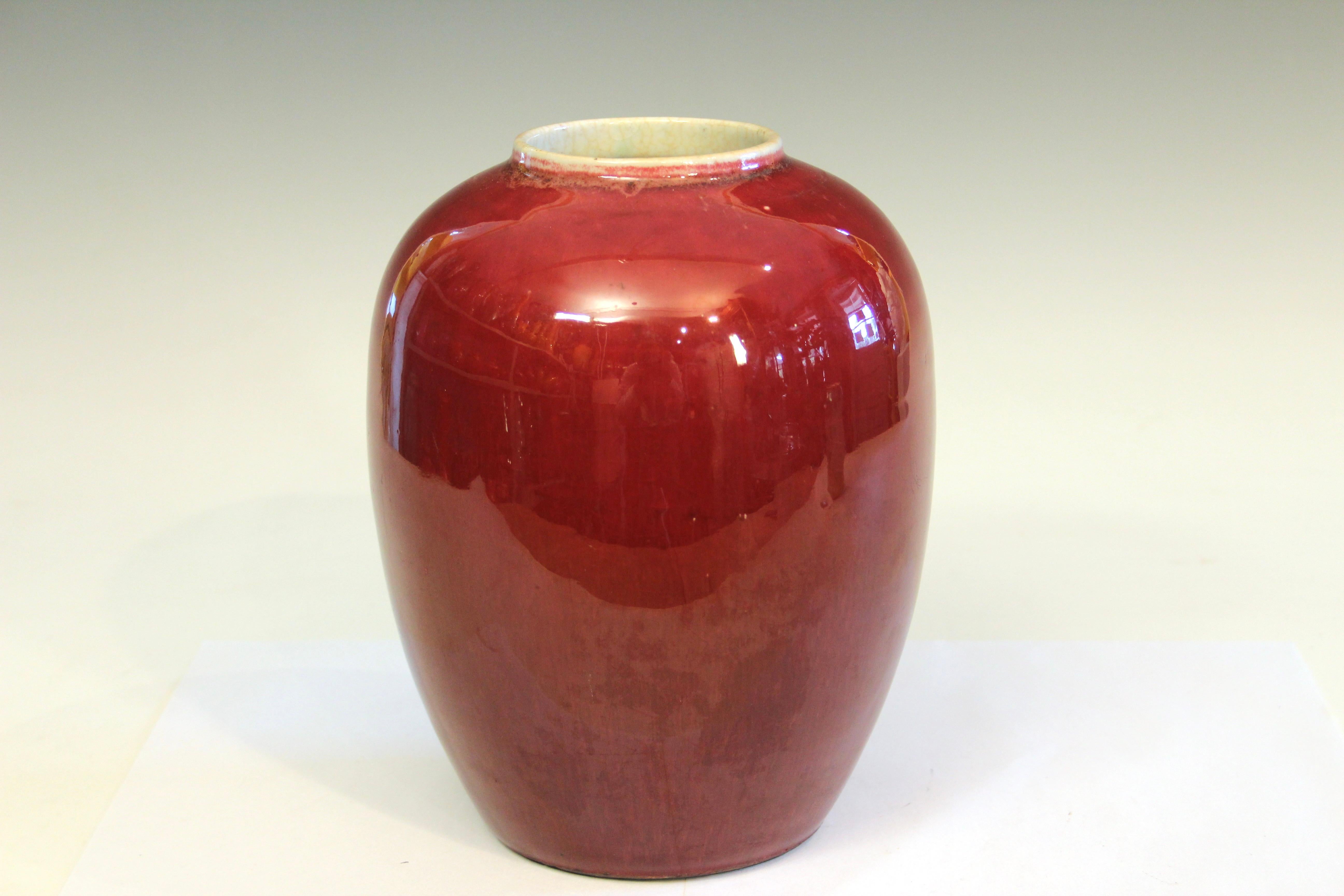 Chinois Vase jarre à gingembre antique en porcelaine chinoise couleur sang de boeuf Couvercle en bois dur sculpté 19ème en vente