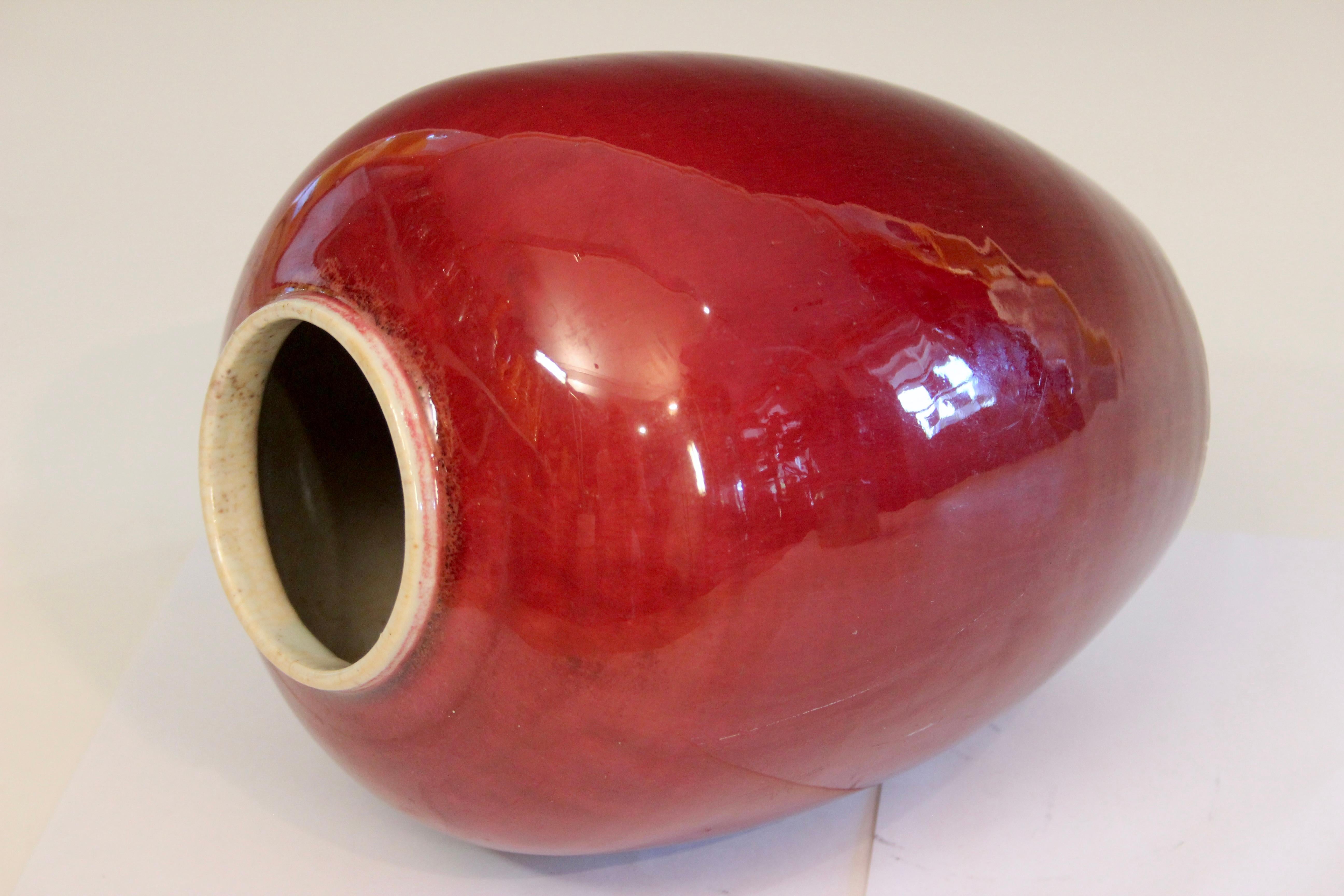 Tourné Vase jarre à gingembre antique en porcelaine chinoise couleur sang de boeuf Couvercle en bois dur sculpté 19ème en vente