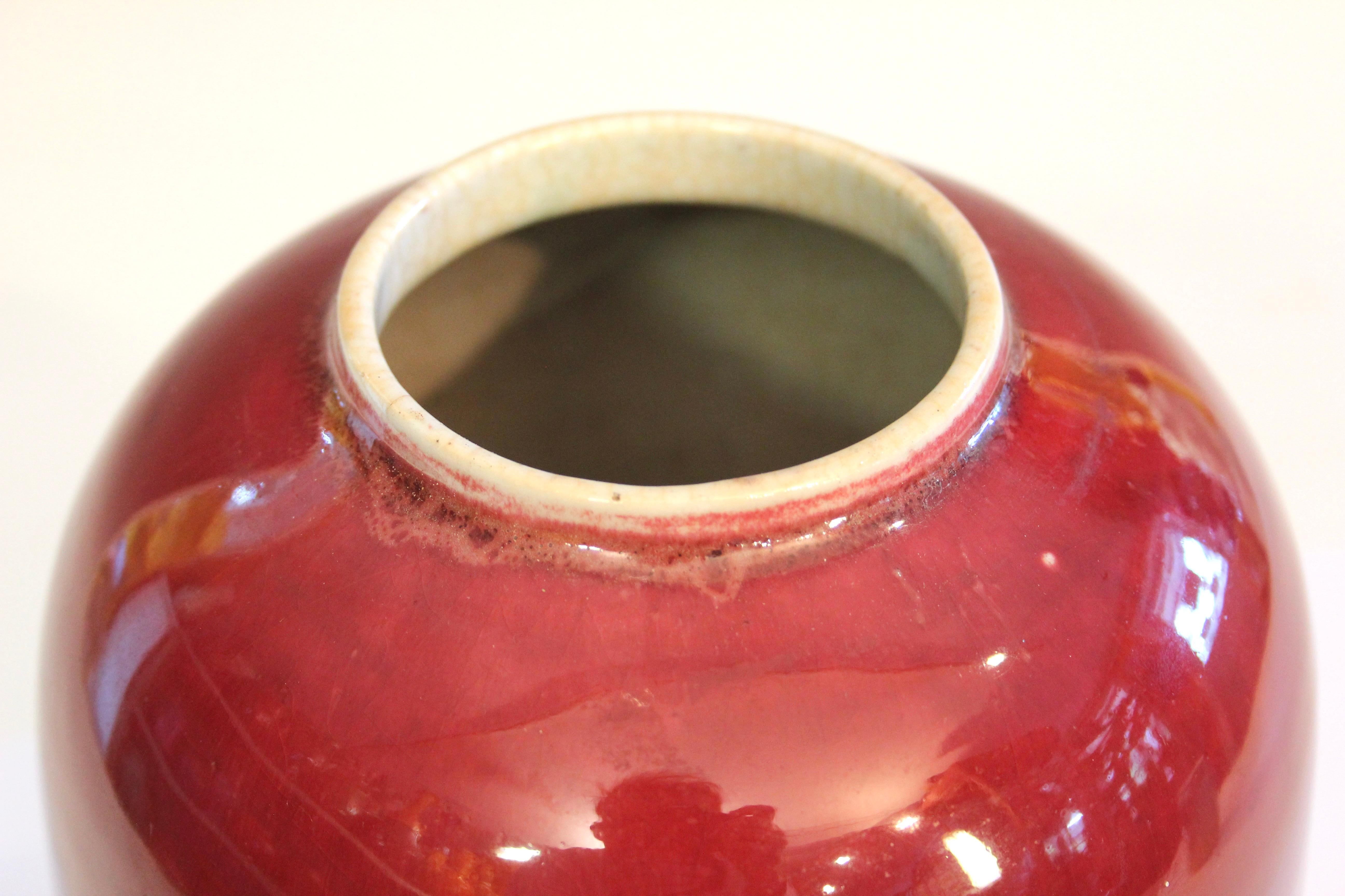 Vase jarre à gingembre antique en porcelaine chinoise couleur sang de boeuf Couvercle en bois dur sculpté 19ème État moyen - En vente à Wilton, CT