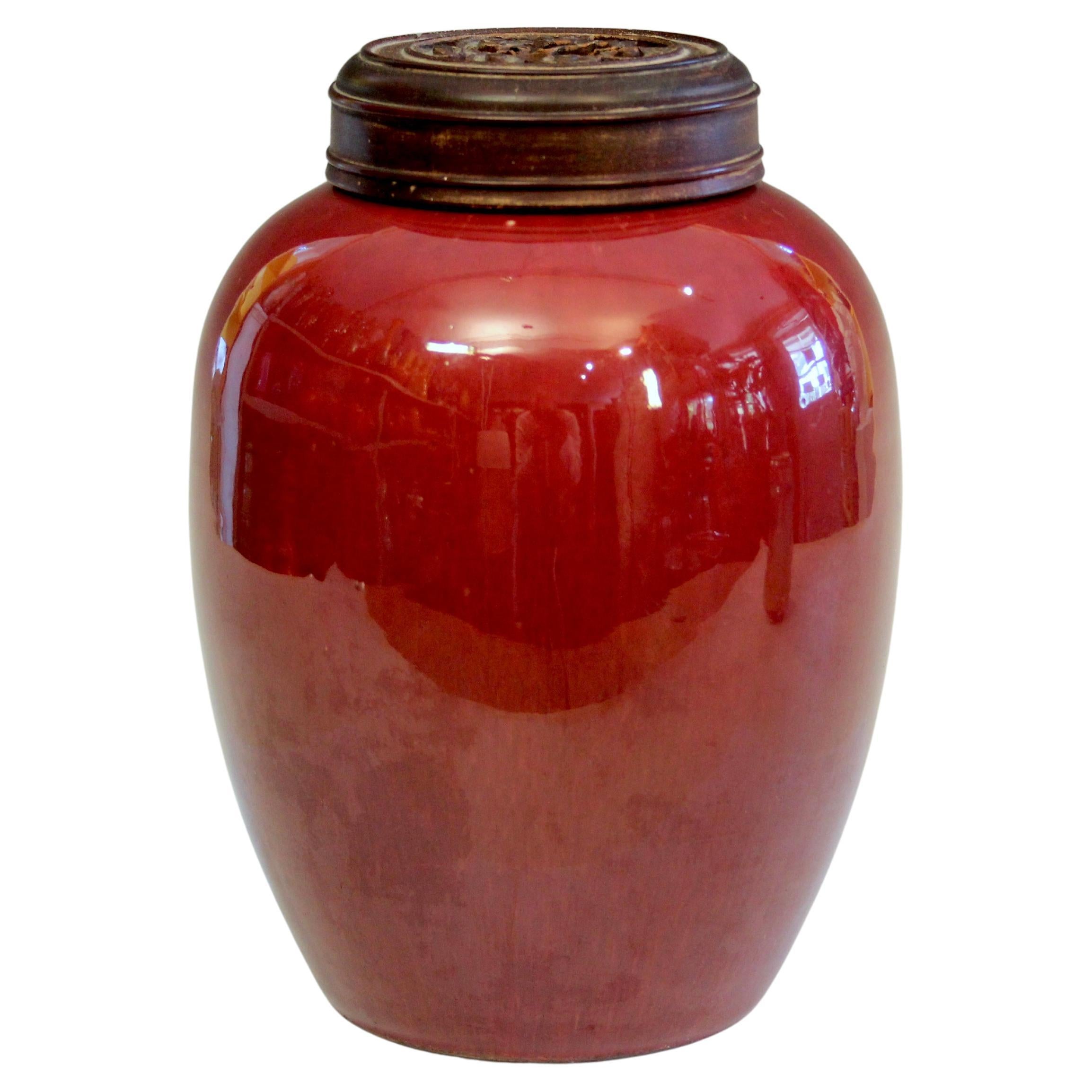 Antico vaso cinese in porcellana color sangue di zenzero con coperchio in legno duro intagliato del 19° secolo