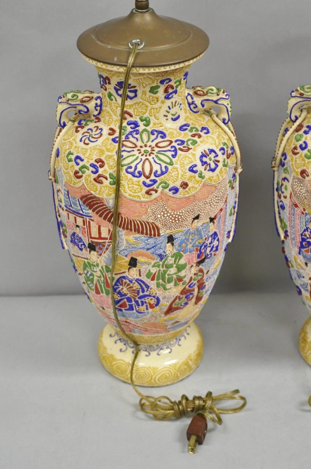 Antike chinesische Porzellan gemalt Applied Scene Satsuma Vase Tischlampen - Paar im Angebot 4