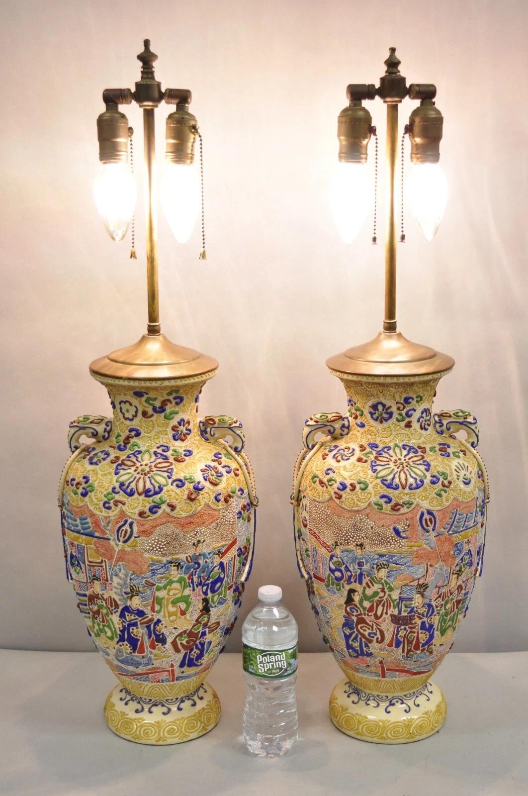 Antike chinesische Chinoiserie Porzellan bunt bemalt angewendet Szene Satsuma Vase Tischlampen - ein Paar. CIRCA Anfang des 20. Jahrhunderts. Abmessungen: 32