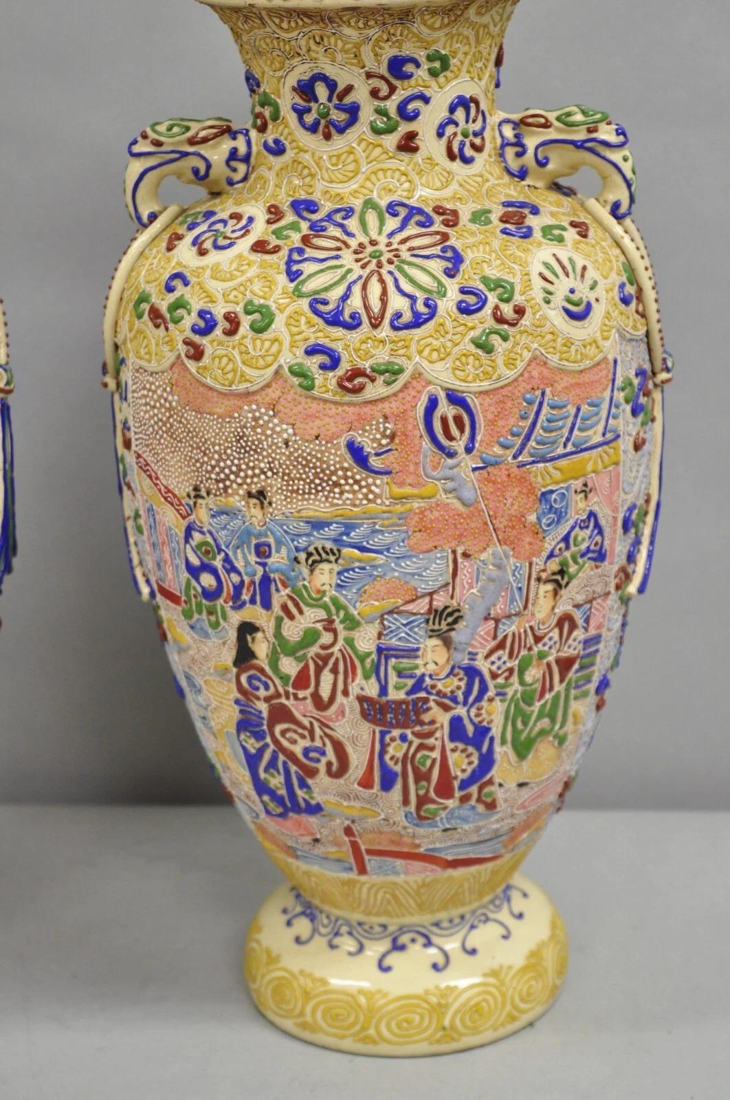 Antike chinesische Porzellan gemalt Applied Scene Satsuma Vase Tischlampen - Paar (Chinoiserie) im Angebot