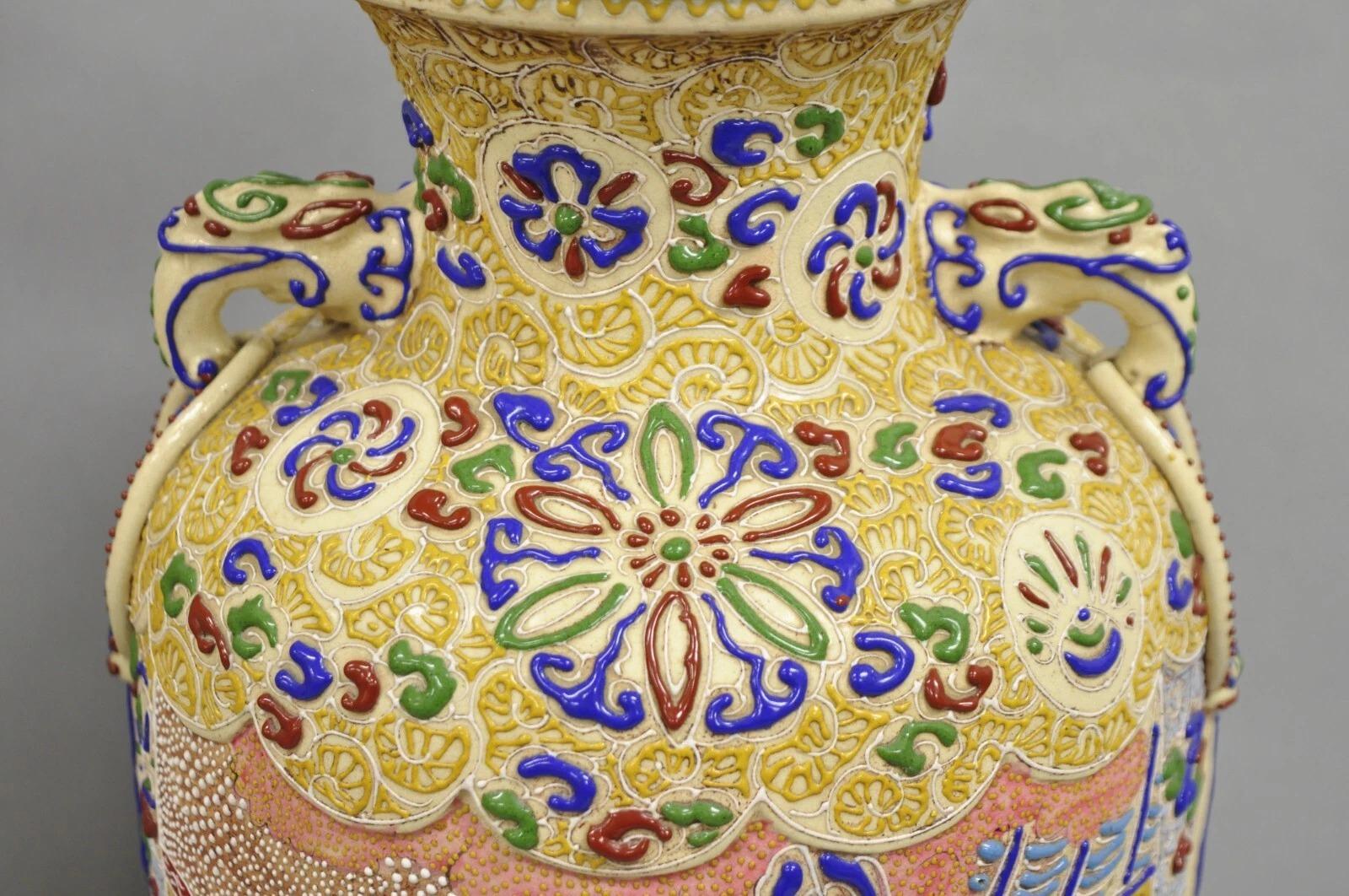 Antike chinesische Porzellan gemalt Applied Scene Satsuma Vase Tischlampen - Paar (20. Jahrhundert) im Angebot