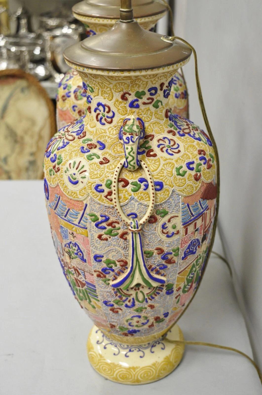 Antike chinesische Porzellan gemalt Applied Scene Satsuma Vase Tischlampen - Paar im Angebot 1