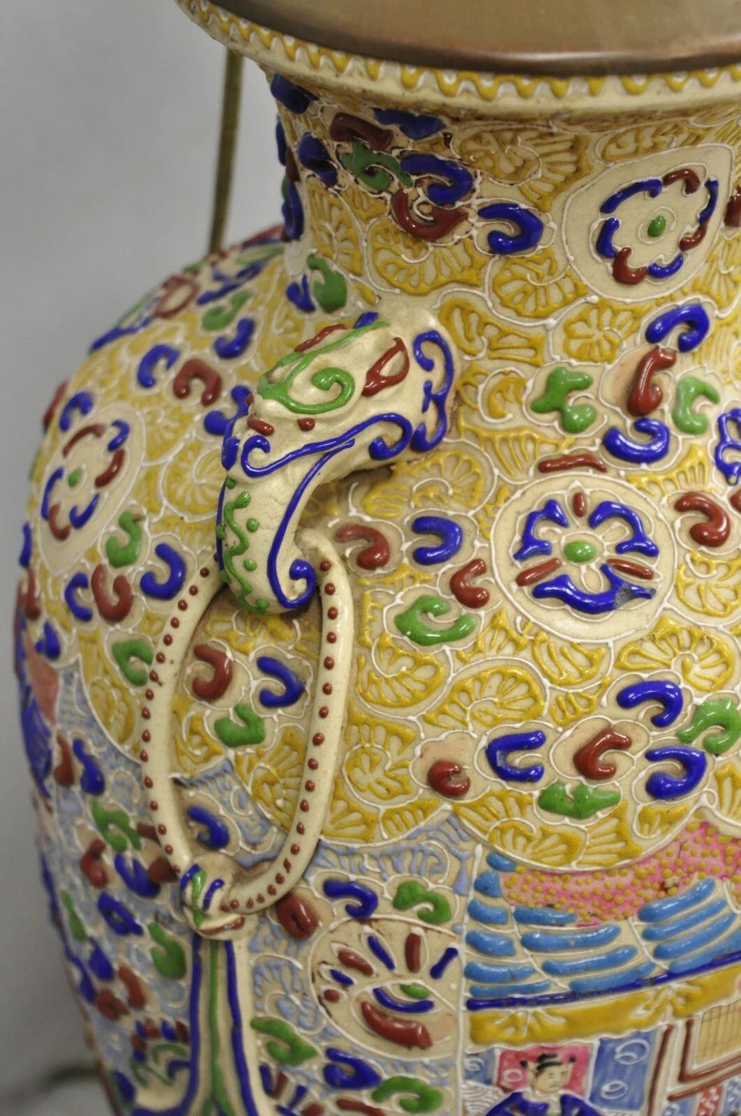 Antike chinesische Porzellan gemalt Applied Scene Satsuma Vase Tischlampen - Paar im Angebot 2
