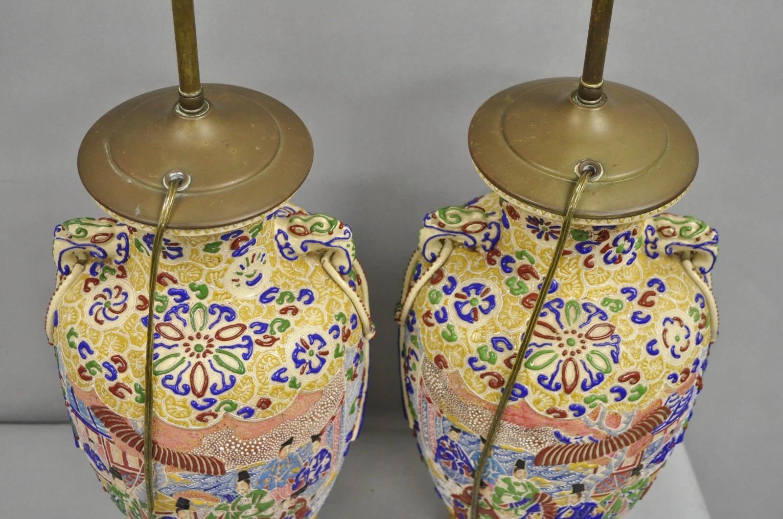 Antike chinesische Porzellan gemalt Applied Scene Satsuma Vase Tischlampen - Paar im Angebot 3