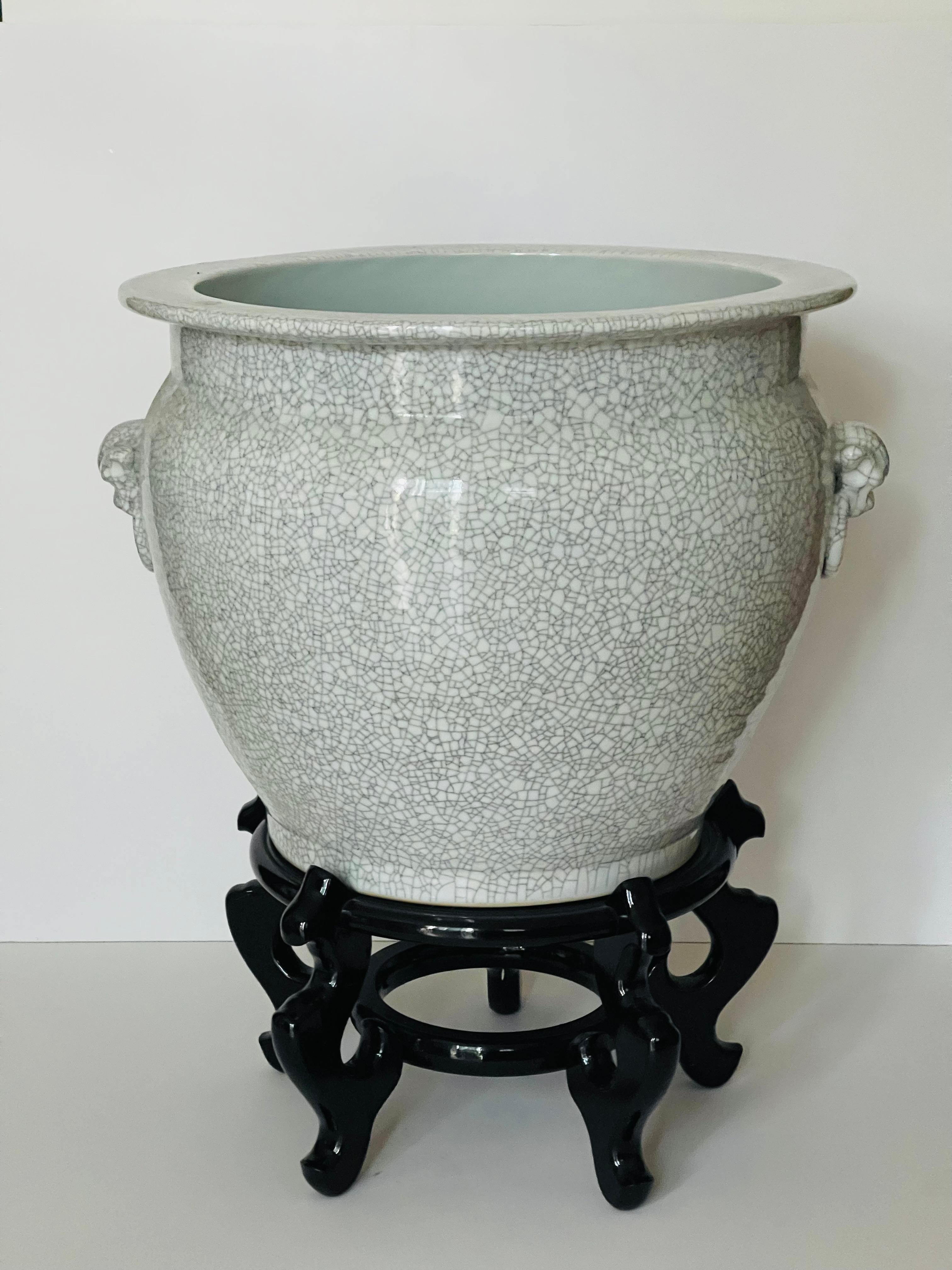 Chippendale chinois Ancien bol à plantes en porcelaine chinoise avec support en vente