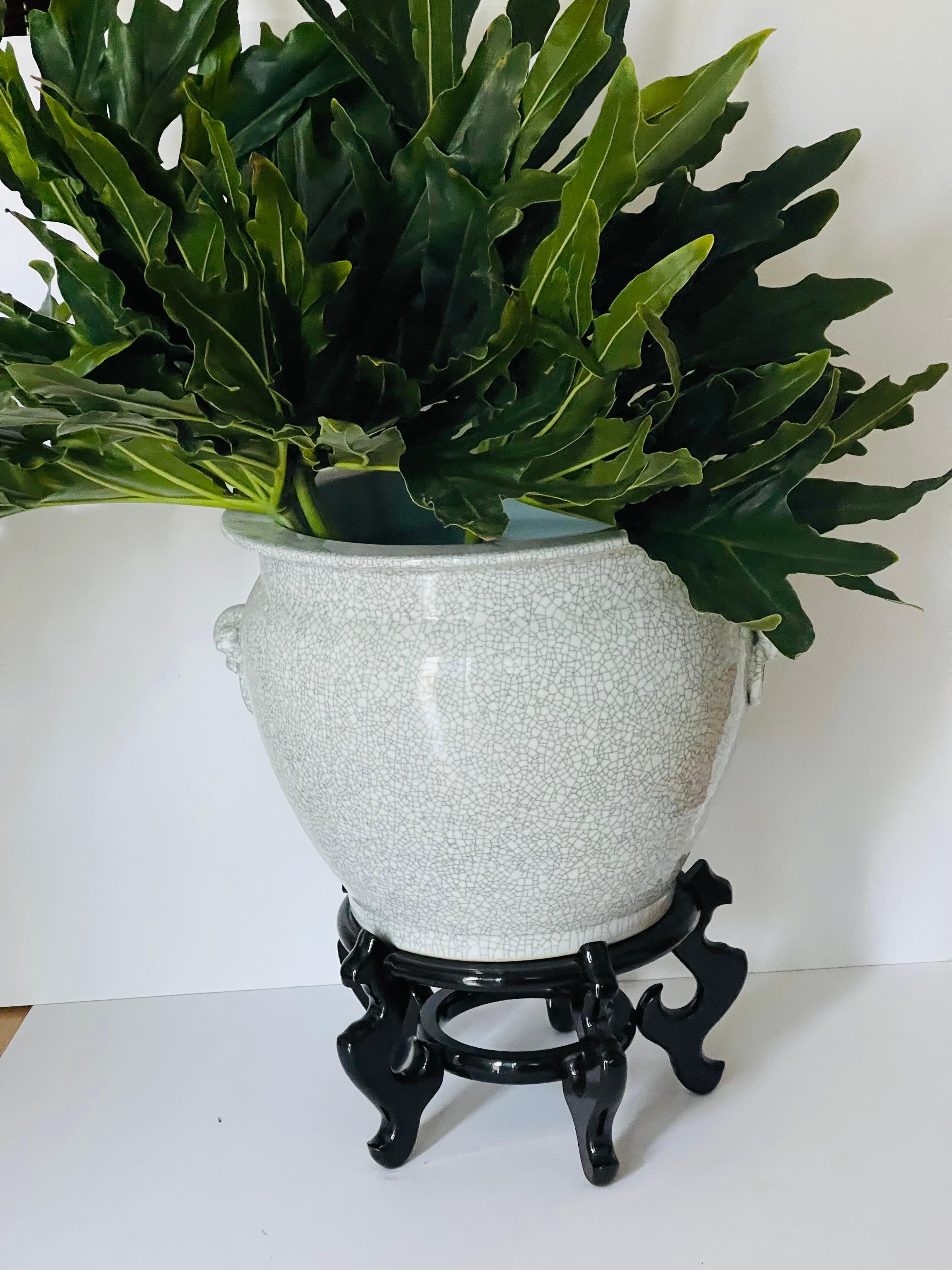 Ancien bol à plantes en porcelaine chinoise avec support en vente 1