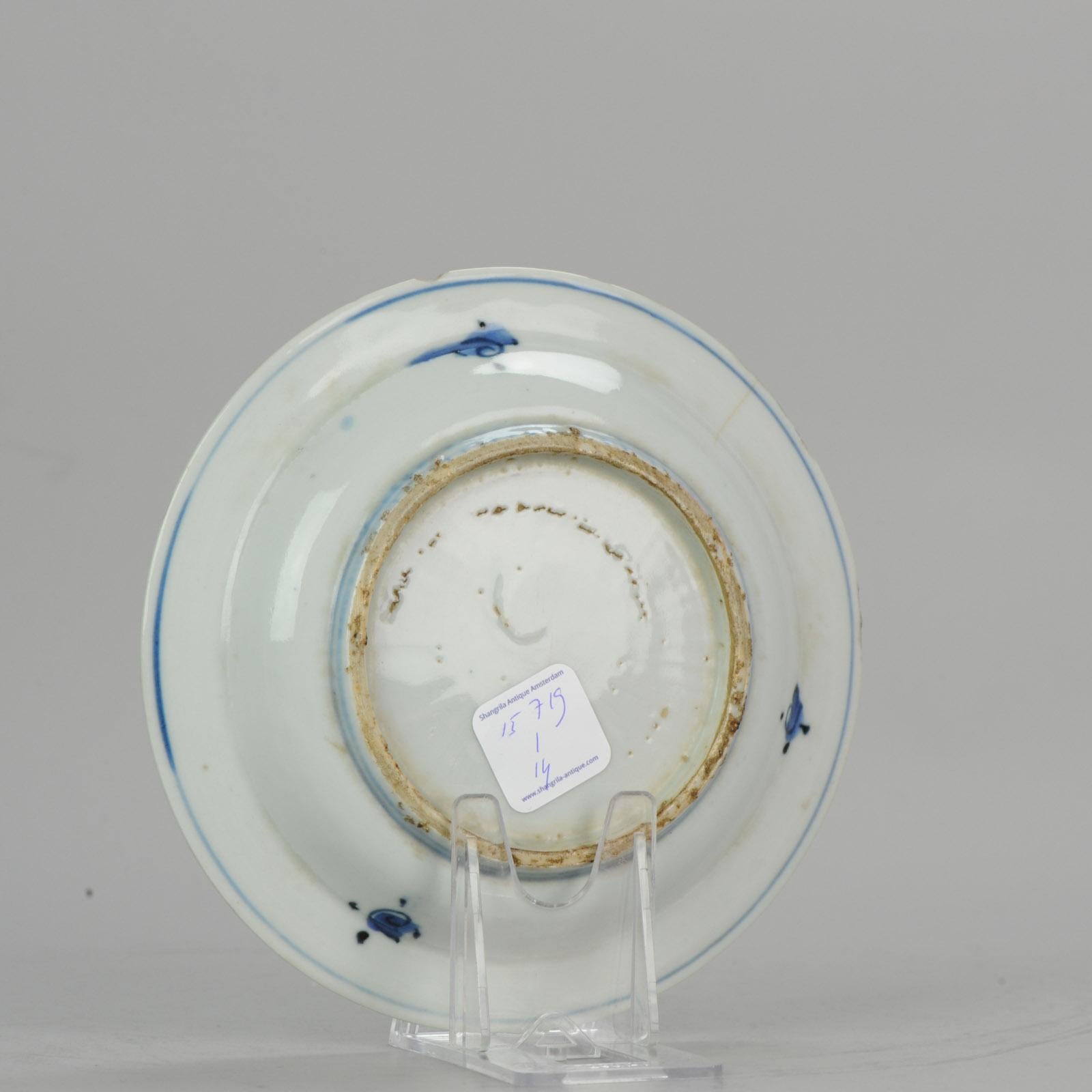 Porcelaine Assiette en porcelaine chinoise du 17ème siècle représentant la pêche à la lotus par la dynastie Ming Tianqi/Chongzhen