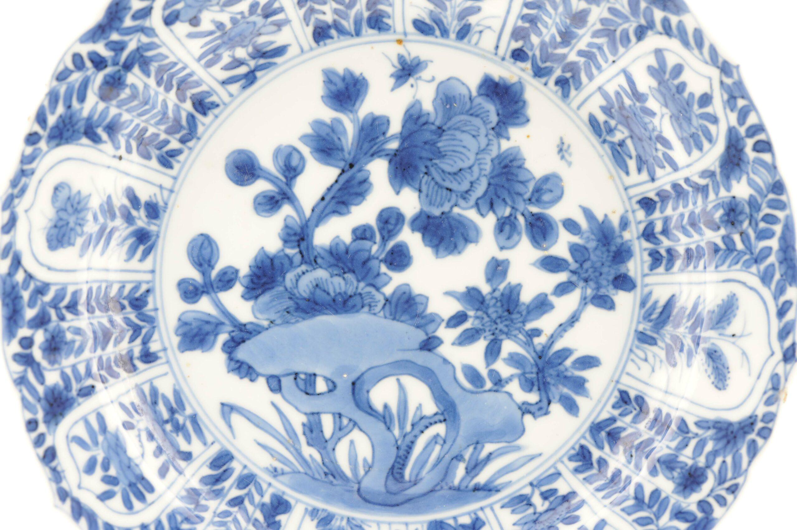 A lovely Kangxi period jar dating to around 1680-1700. Marked at base with a conshell

Additional information:
Material: Porcelain & Pottery
Type:Plates
Region of Origin: China
Emperor: Kangxi (1661-1722)
Period: 17th century, 18th