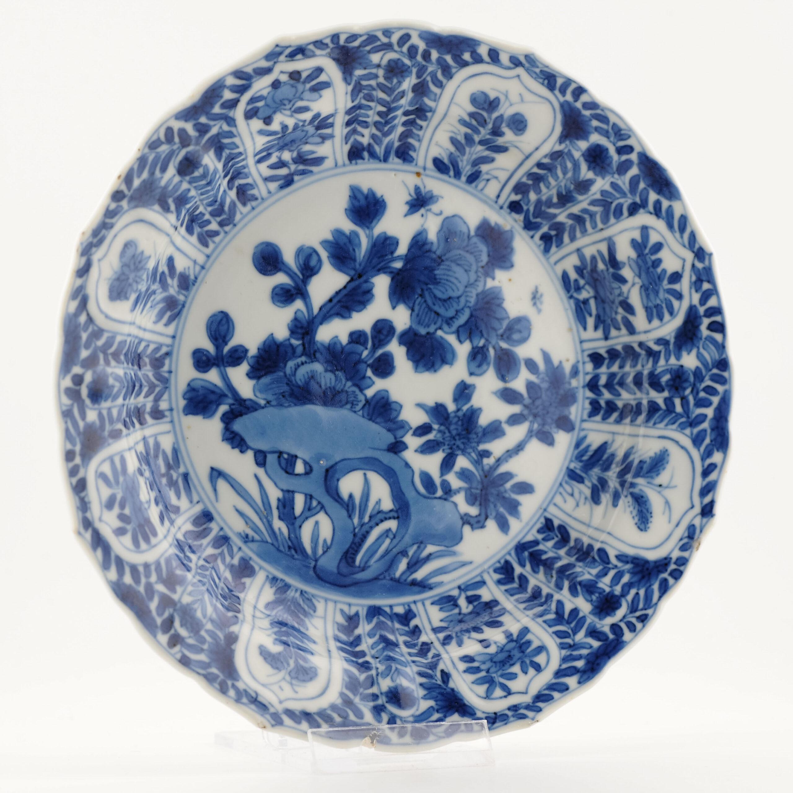 Antique Chinese Porcelain Plate Dish With Flowers, Kangxi Period In Good Condition For Sale In Amsterdam, Noord Holland