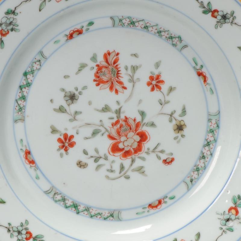 Antique Chinese Porcelain Plate Famille Verte Flowers, First Half 18 Century In Good Condition For Sale In Amsterdam, Noord Holland