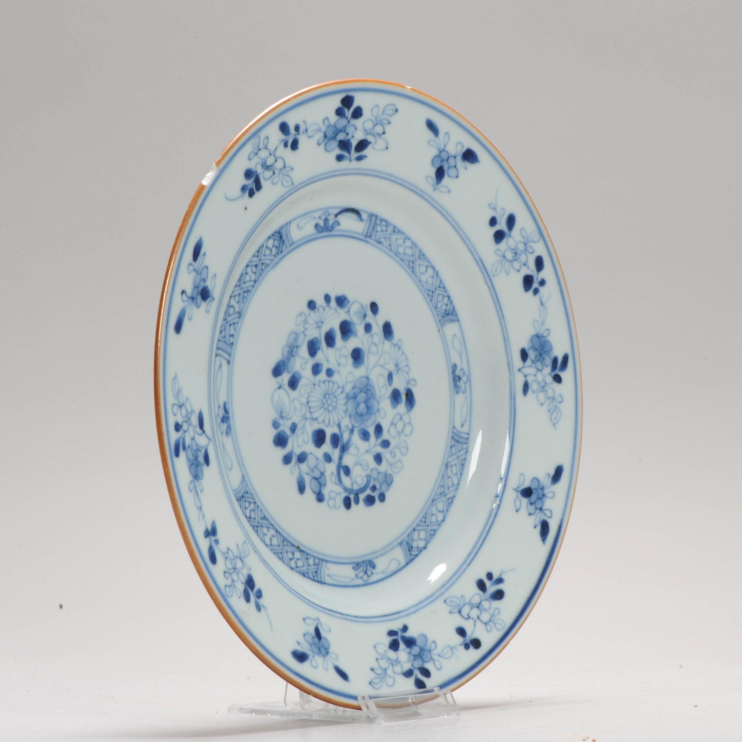 Un piatto molto ben decorato. Fa parte della Famille Everything di fine Kangxi/inizio Yongzheng. In questo periodo il vasaio di Jingdezhen utilizzava tutte le tecniche e i colori dei piatti da esportazione e li combinava tra loro. Questo è un