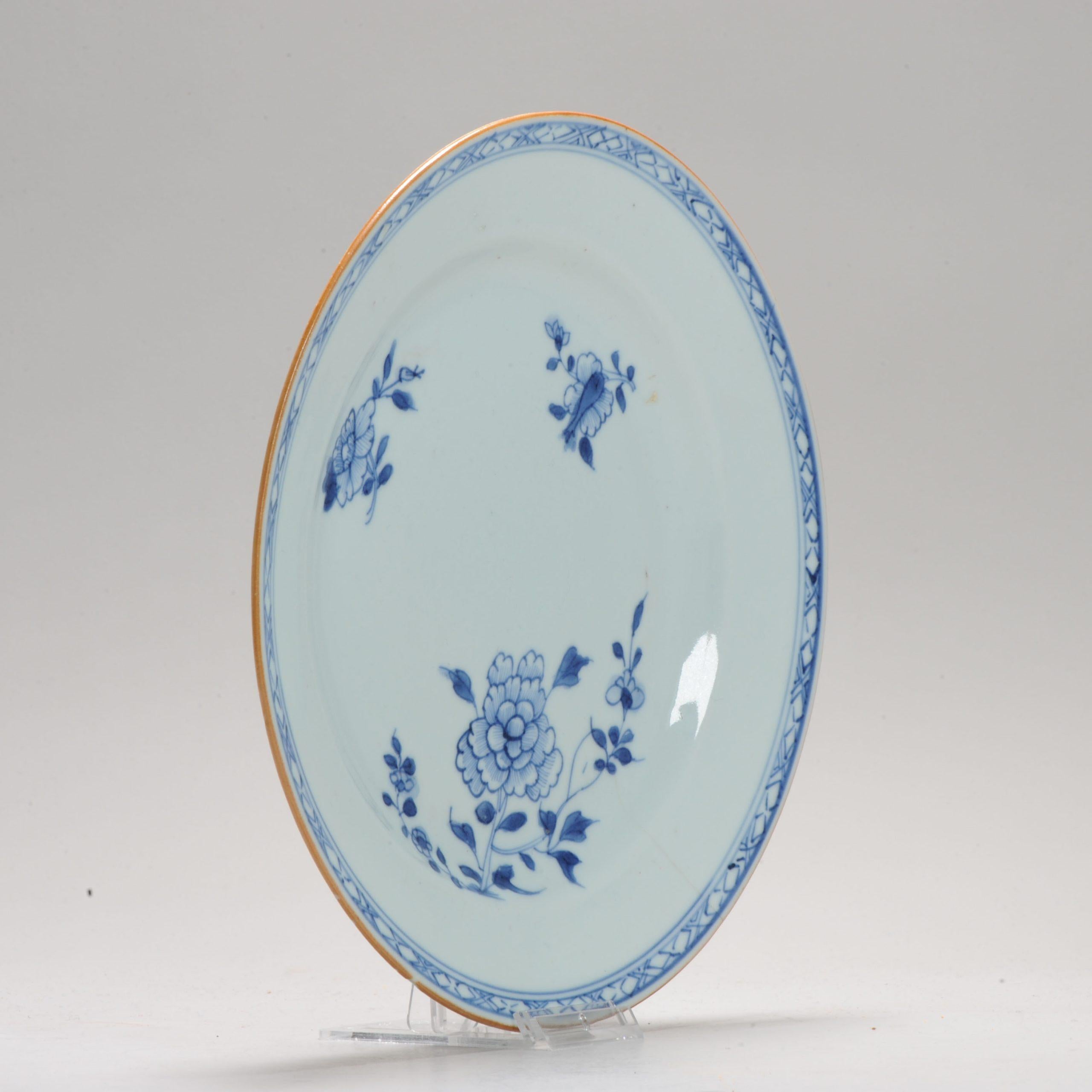 Un piatto molto ben decorato. Fa parte della Famille Everything della fine di Yongzheng / Qianlong. In questo periodo il vasaio di Jingdezhen utilizzava tutte le tecniche e i colori dei piatti da esportazione e li combinava tra loro. Questo è un