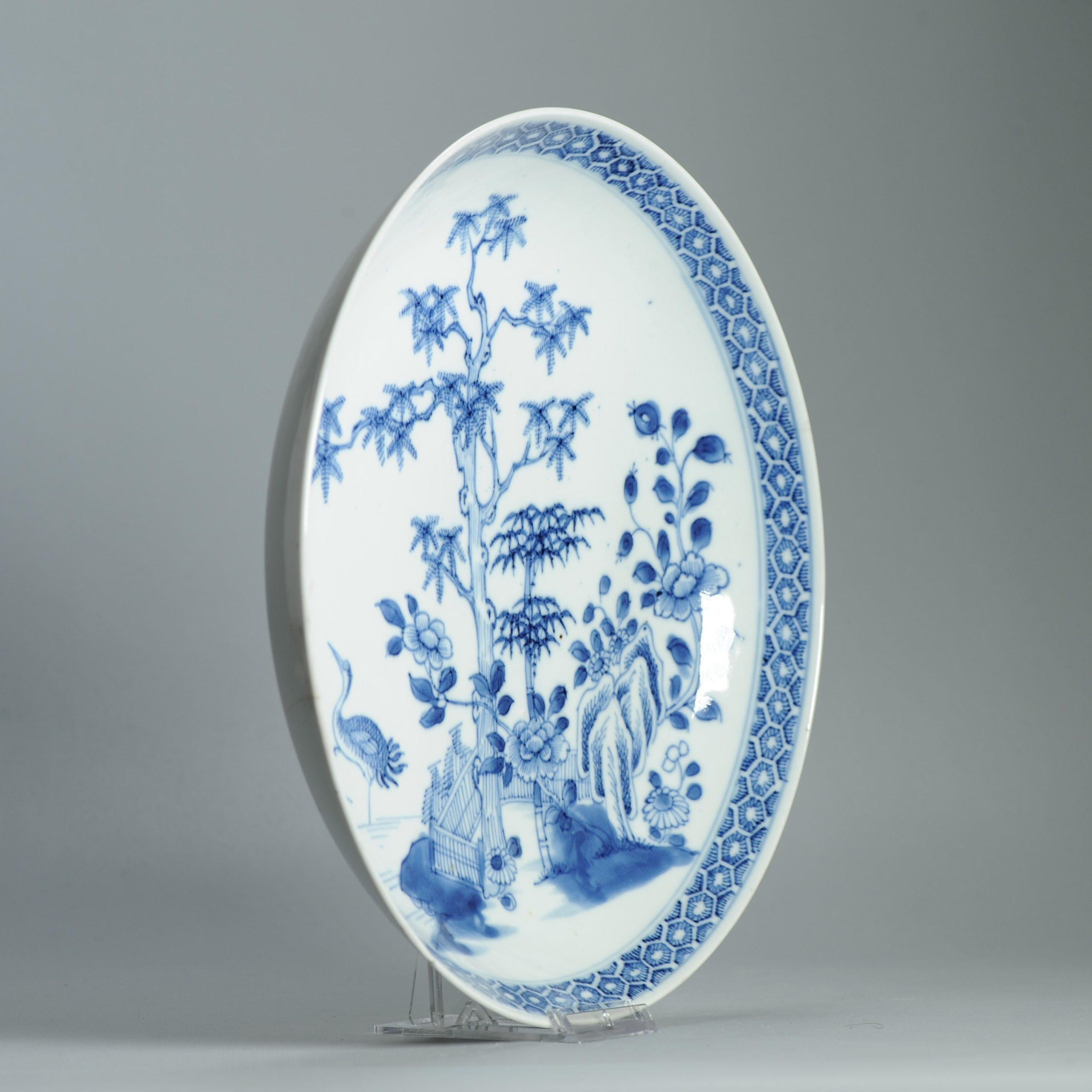 Pregiato piatto cinese in porcellana blu e bianca da esportazione - Periodo Qianlong (1736-1795) -

Un piatto di porcellana cinese da esportazione splendidamente dipinto, risalente al periodo Qianlong della dinastia Qing (1736-1795). Spesso viene