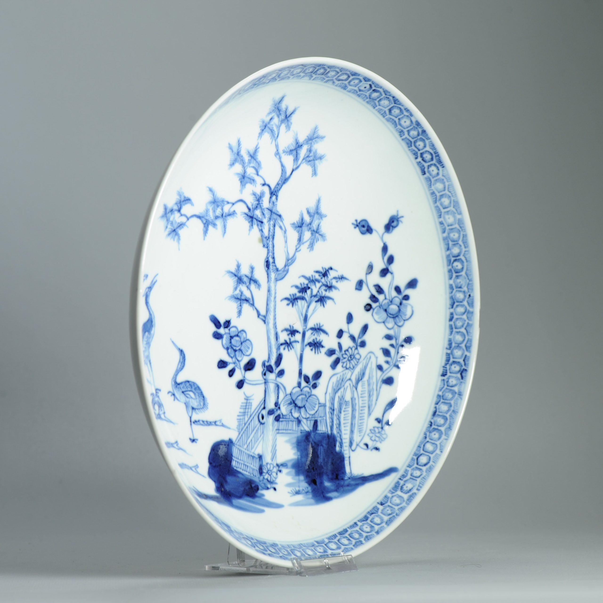 Fino al XVIII secolo Antico piatto di porcellana cinese - Qianlong 1750 - Scena di giardino di alta qualità in vendita