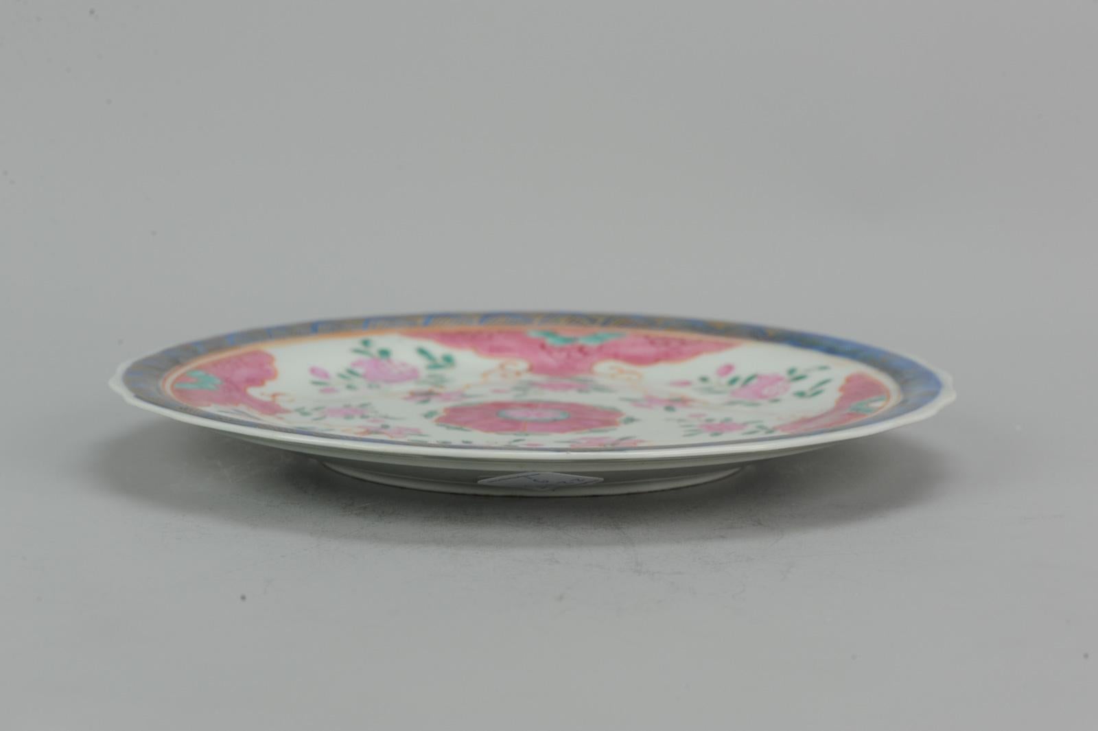Antique Chinese Porcelain Pre Bencharong Famille Rose Plate, ca 1800 In Good Condition For Sale In Amsterdam, Noord Holland