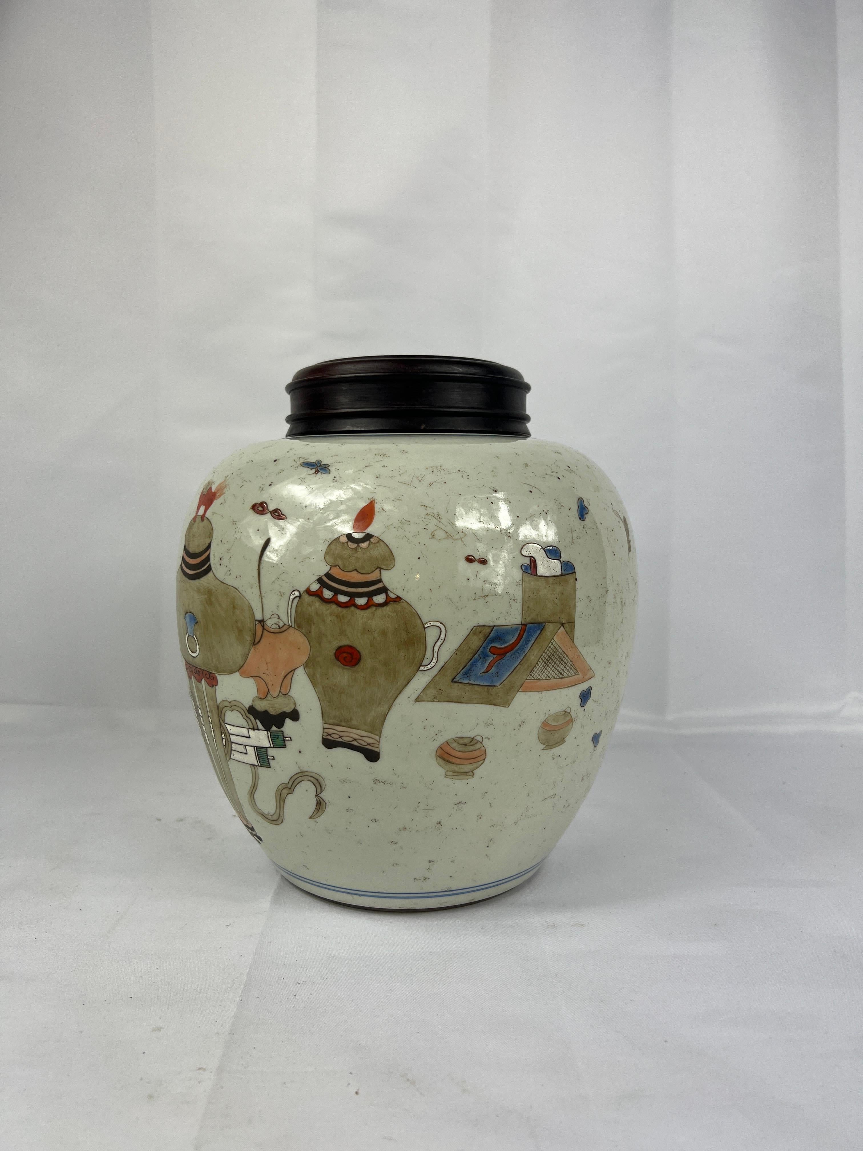 Dieser antike chinesische Porzellankrug ist ein Beispiel für feine Handwerkskunst und künstlerische Eleganz. Das Stück ist mit lebendigen, emaillierten Motiven von 