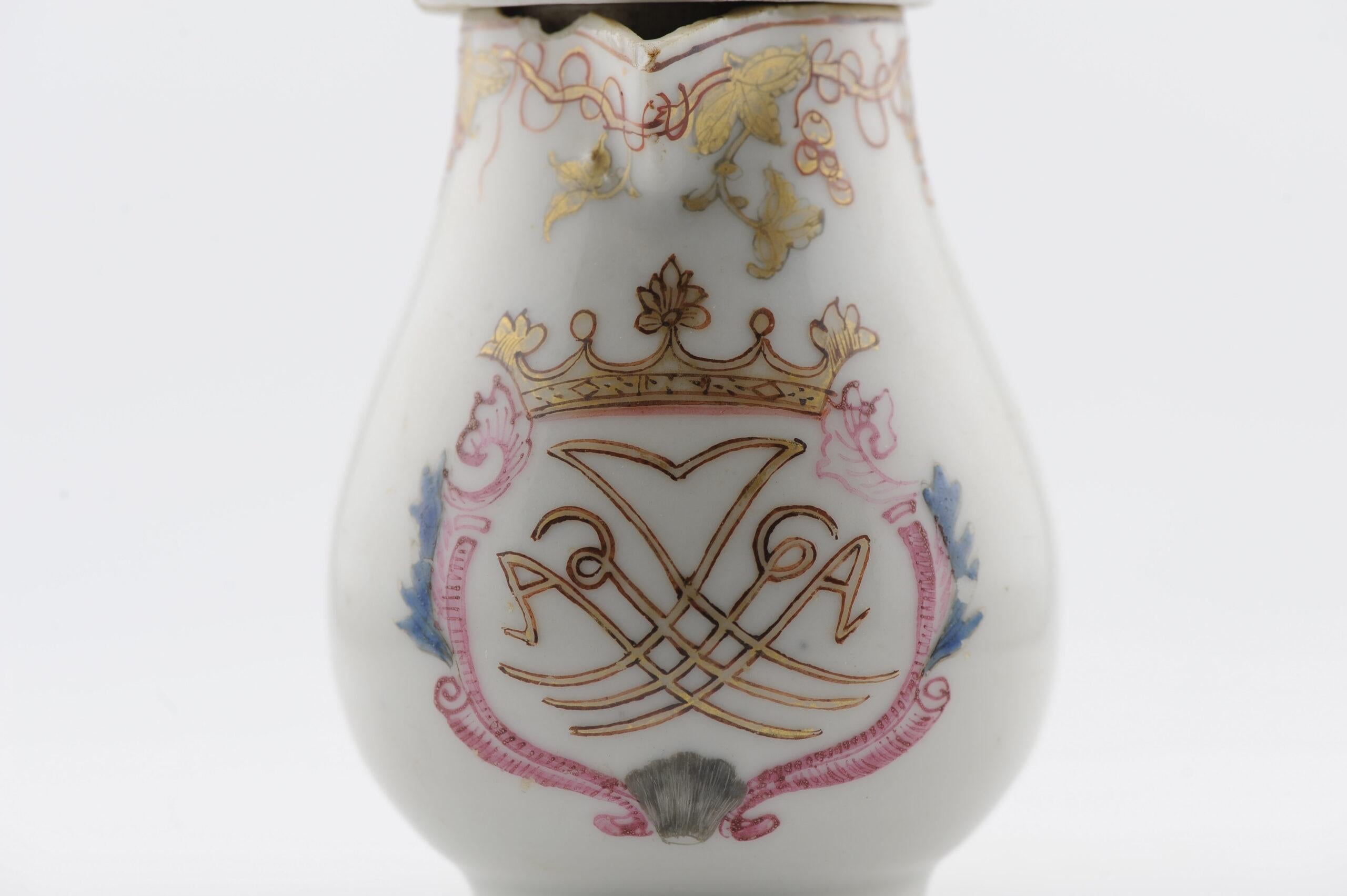 Ein sehr schön dekorierter Milchkännchen/Krug. Qianlong-Periode. Große Dekoration in Famille Rose / Fencai-Palette.
Mit Wappen.
Es ist eine Ehe.

Zusätzliche Informationen:
MATERIAL: Porzellan & Töpferei
Herkunftsregion: China
Kaiser: Kangxi