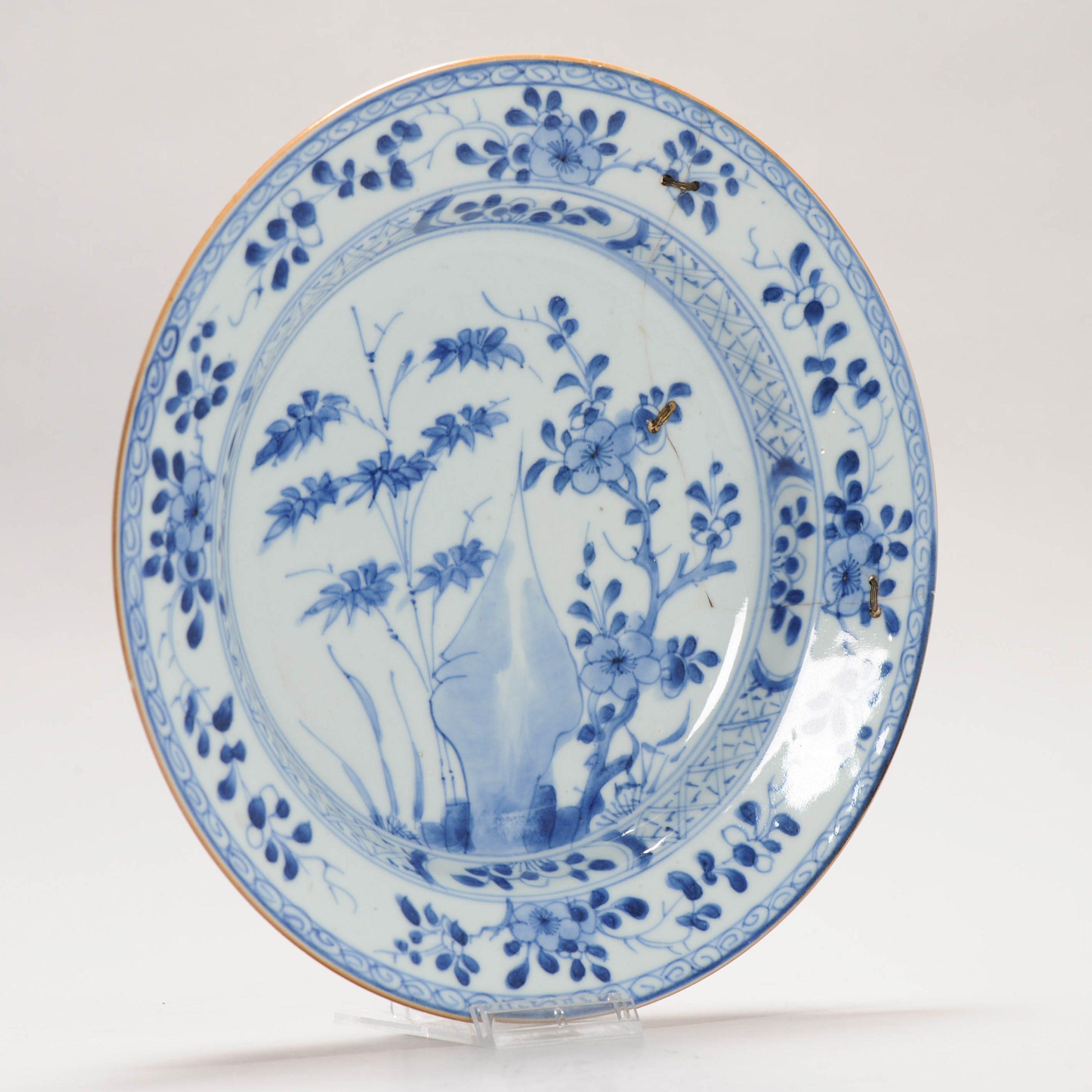 Una struttura molto bella e ben arredata  piatto con una scena di fiori, la qualità del dipinto è molto bella.

Informazioni aggiuntive:
Materiale: Porcellana e ceramica
Regione di origine: Cina
Periodo: xVIII secolo
Imperatore: Qianlong