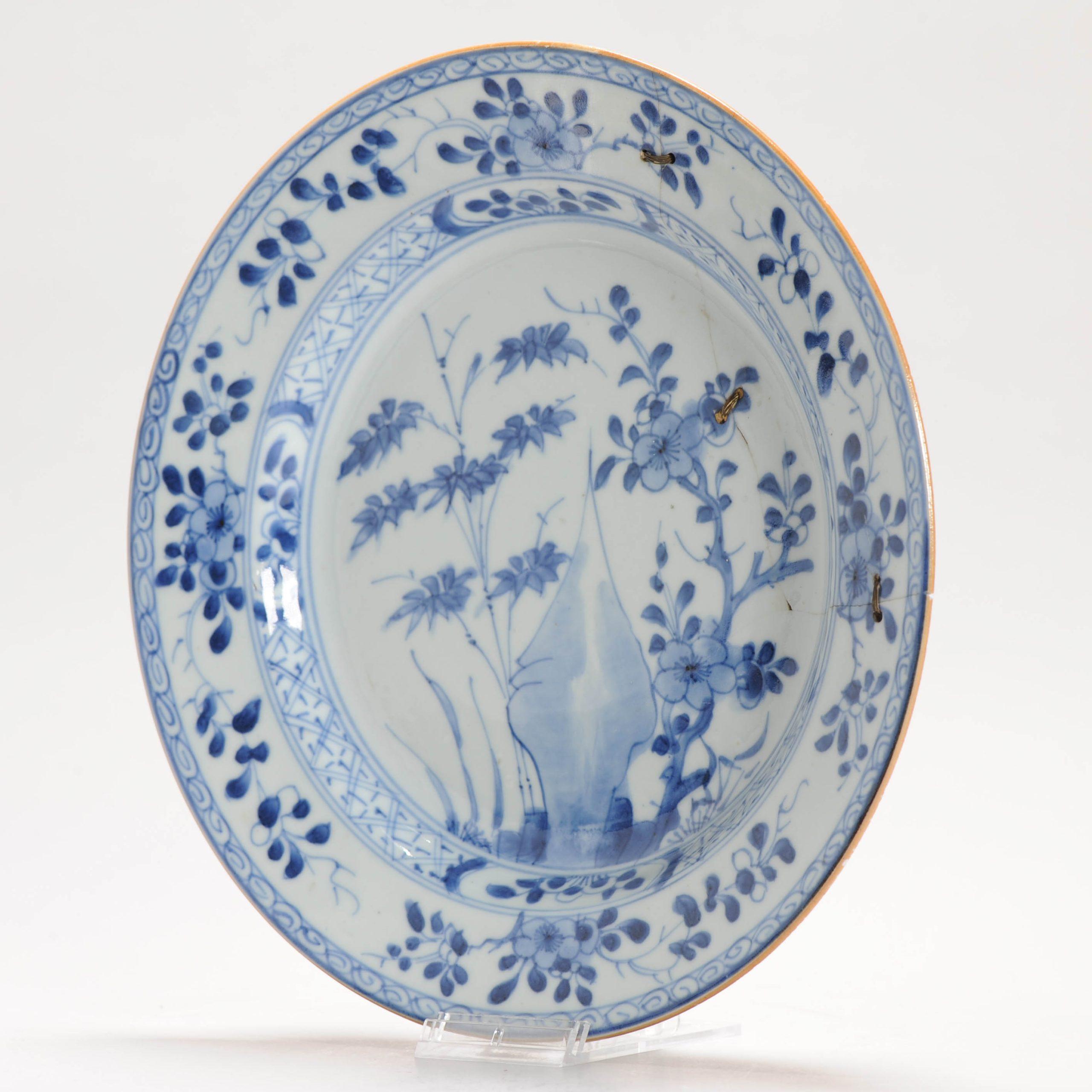 Cinese Antico piatto cinese di porcellana Qianlong Fiori bianchi e blu, 18° sec. in vendita
