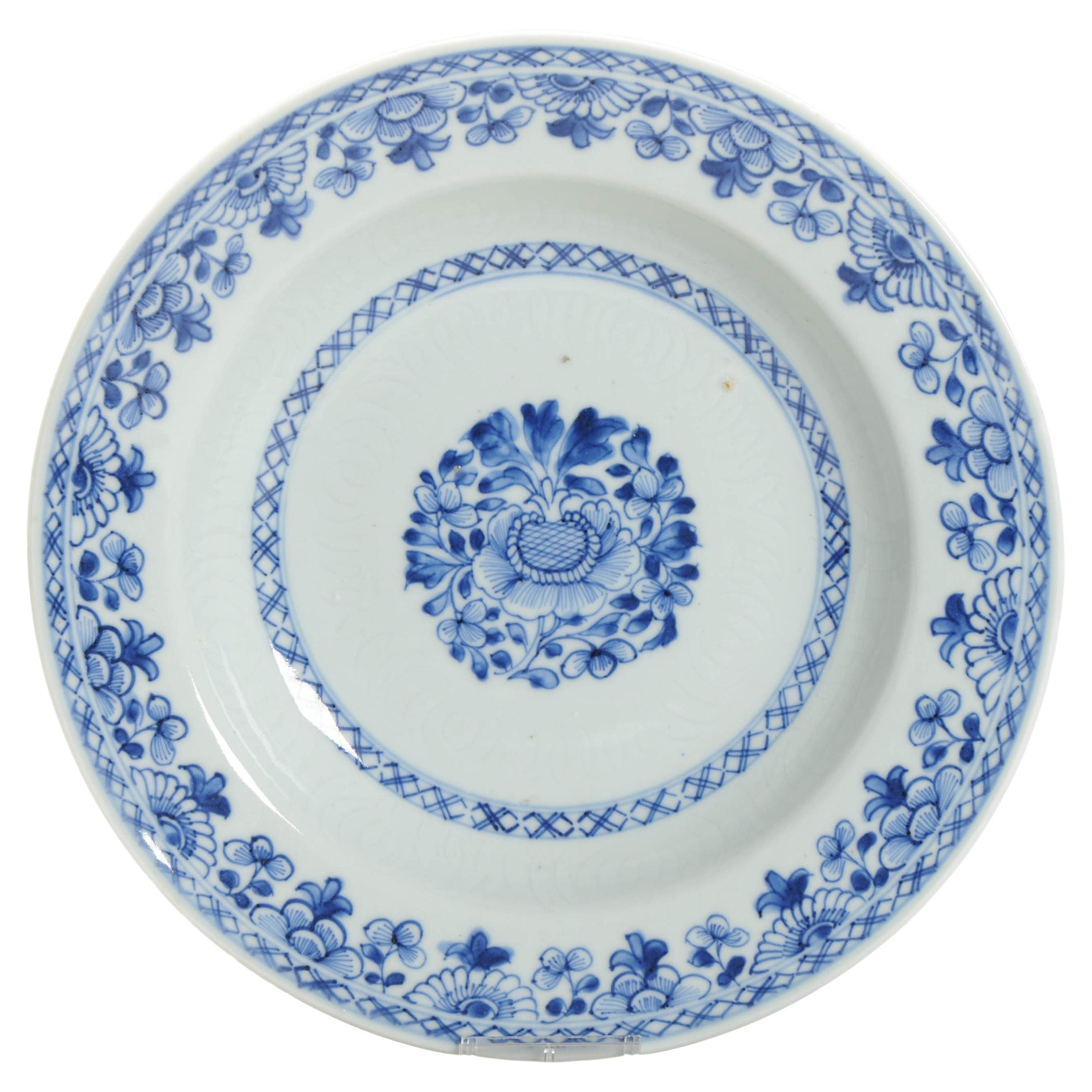 Antiguo Plato de Porcelana China Qianlong Flores Azules y Blancas, Siglo XVIII