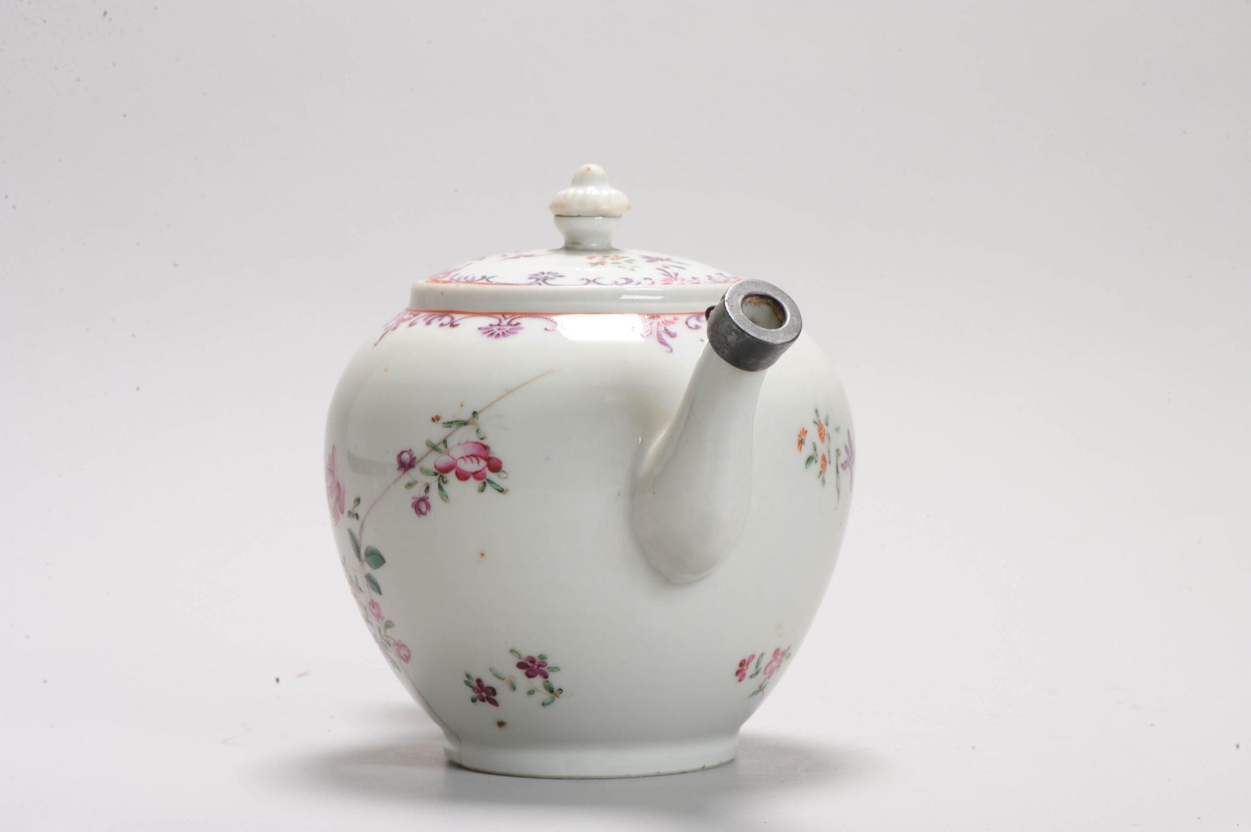 Antique Chinese Porcelain Qianlong Flowers Teapot, 18th Century In Good Condition For Sale In Amsterdam, Noord Holland