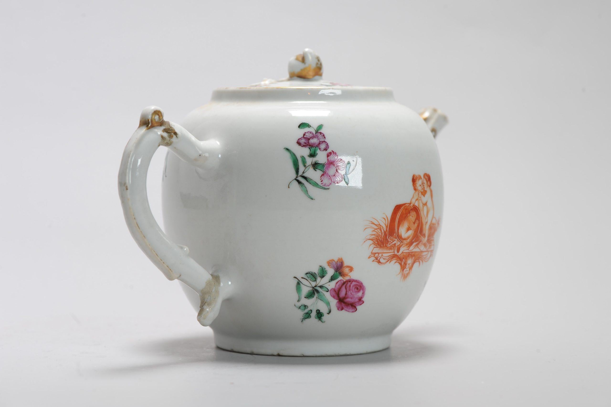Une théière très joliment décorée. Période Qianlong. Grande décoration en famille rose / rouge fer. Très belles couleurs.

Avec un décor figuratif très inhabituel en rouge de fer de deux personnages dans ce qui semble être une scène romantique avec