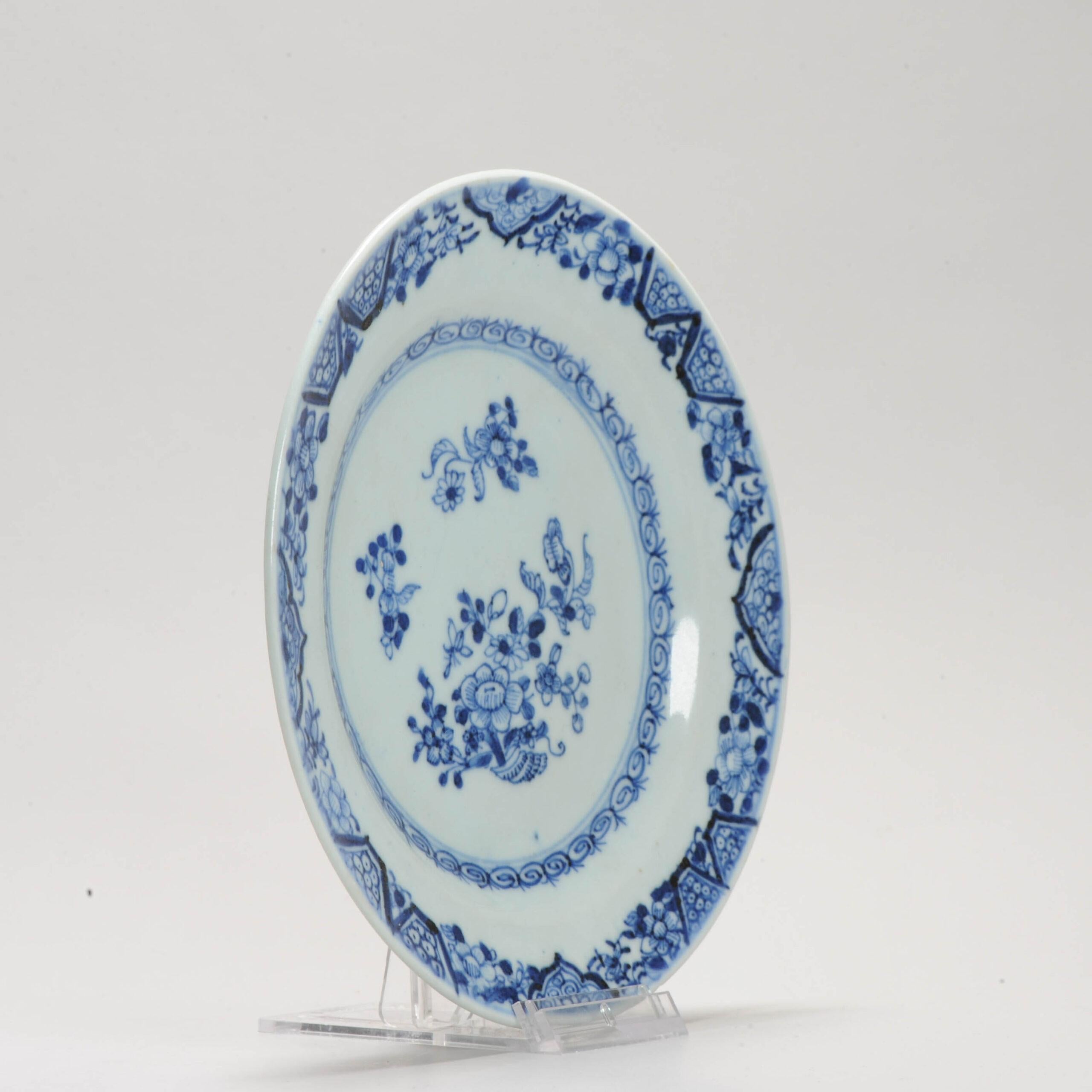 Lovely porridge plate with flowers.

Additional information:
Material: Porcelain & Pottery
Region of Origin: China
Period: 18th century
Emperor: Kangxi (1661-1722), Qianlong (1735-1796)
China Dynasty Period: Qing (1661 – 1912)
Decoration Type /