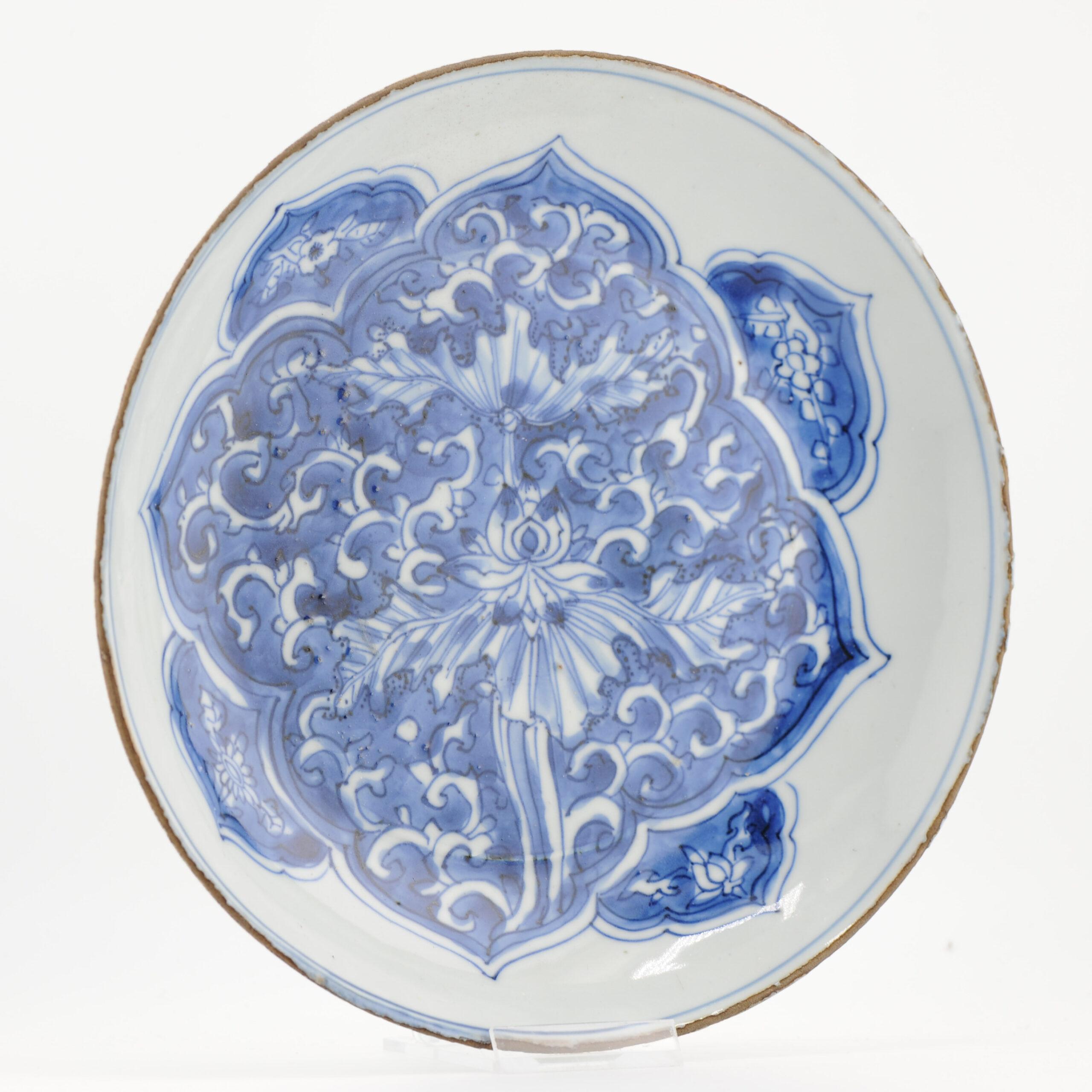 Un plato Kosometsuke azul y blanco, muy bien maceteado y pintado, ¡de un deseable azul cobalto! Impresionante pieza con una bella escena de flores de loto.
Chenghua marcado en la base.

Más información:
Material: Porcelana y cerámica
Tipo: