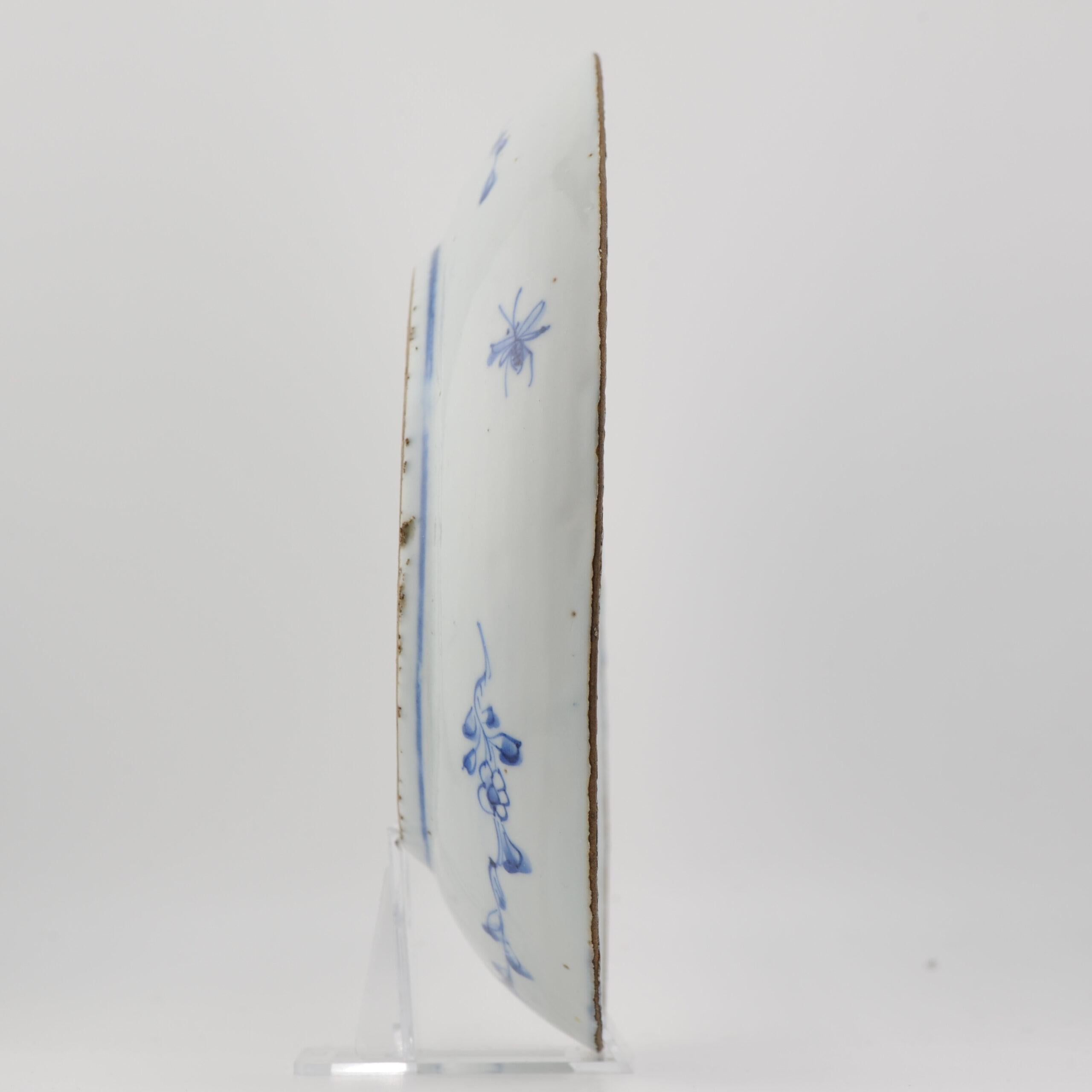Antiguo Plato de Porcelana China Decorado al Reverso Loto, Periodo Ming en Bueno Estado en Amsterdam, Noord Holland