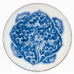 Antiguo Plato de Porcelana China Decorado al Reverso Loto, Periodo Ming