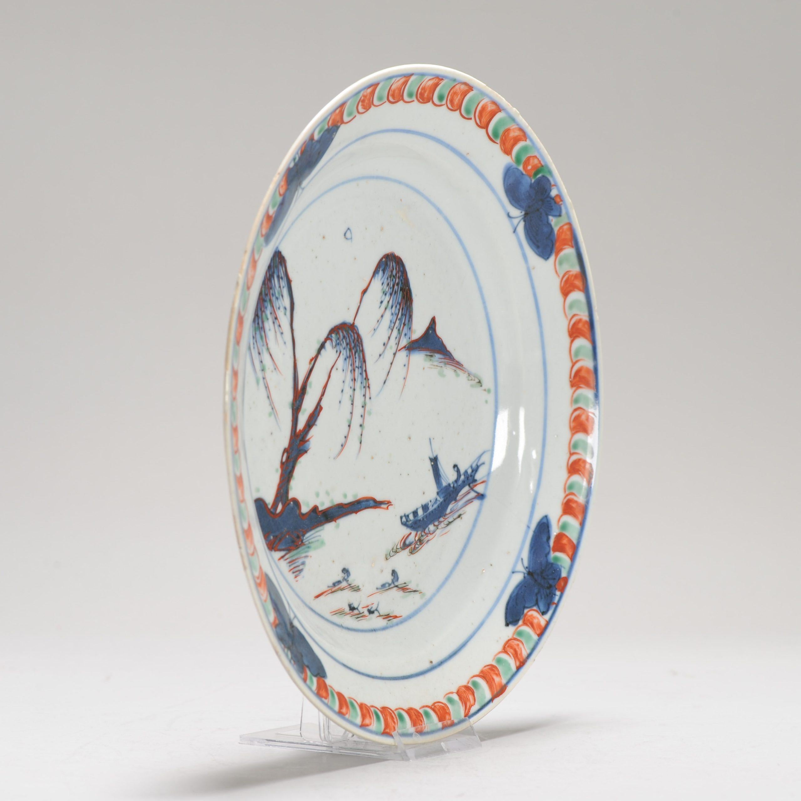 Ming Antico piatto di porcellana cinese con paesaggio fluviale e farfalle Ko Akae, inizio XVII secolo. in vendita