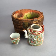 Antikes chinesisches Porzellan-Teekanne-Set mit Rosenmedaillon und Medaillon in Korbgeflecht-Etui, um 1900