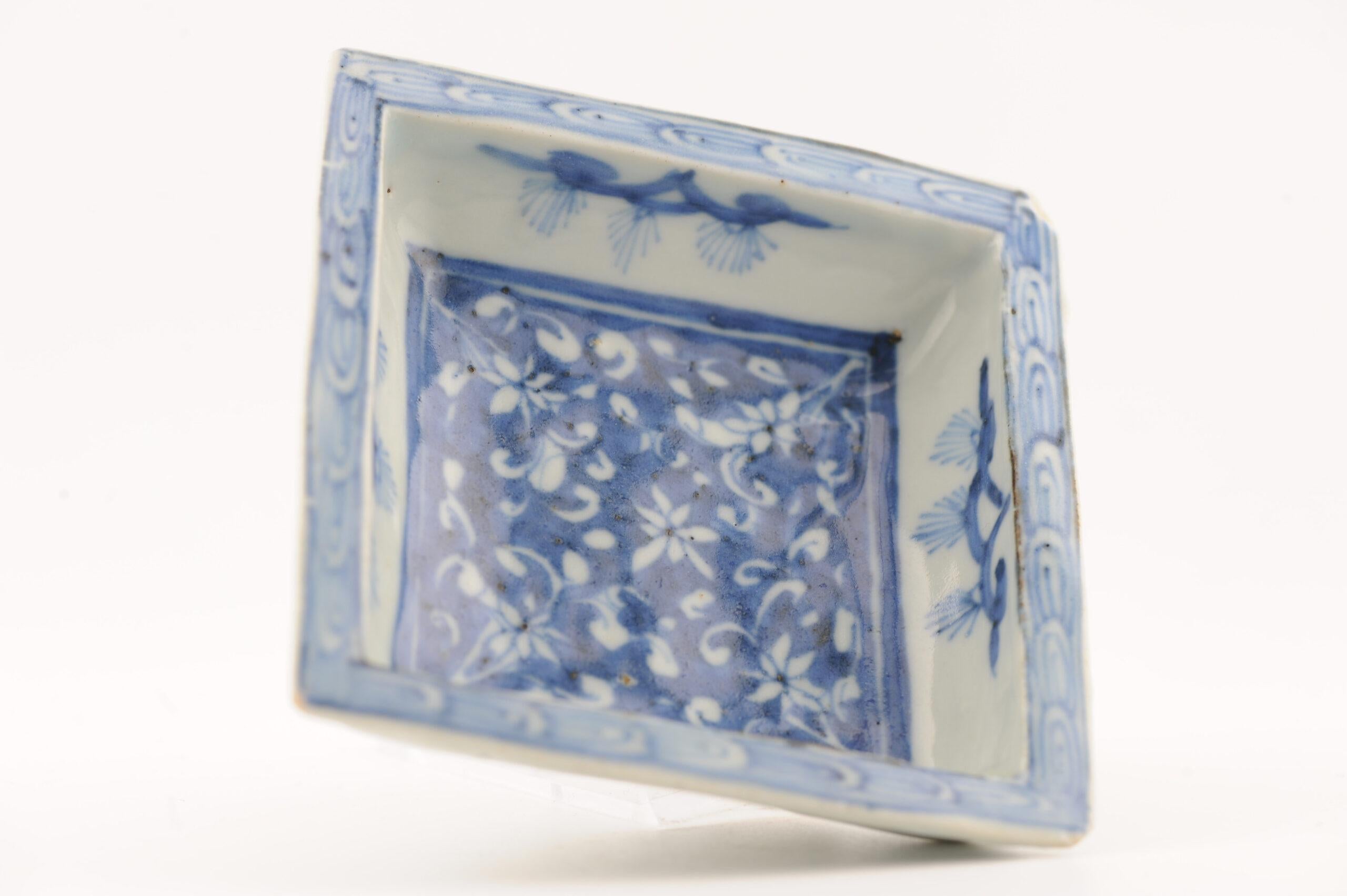 Preciosa fuente de servir en azul y blanco con una escena central de loto floral decorada por el reverso, las paredes con ramas y el borde con diseño geométrico.
La base tiene una marca Chenghua de seis caracteres.
Puedes encontrar platos similares