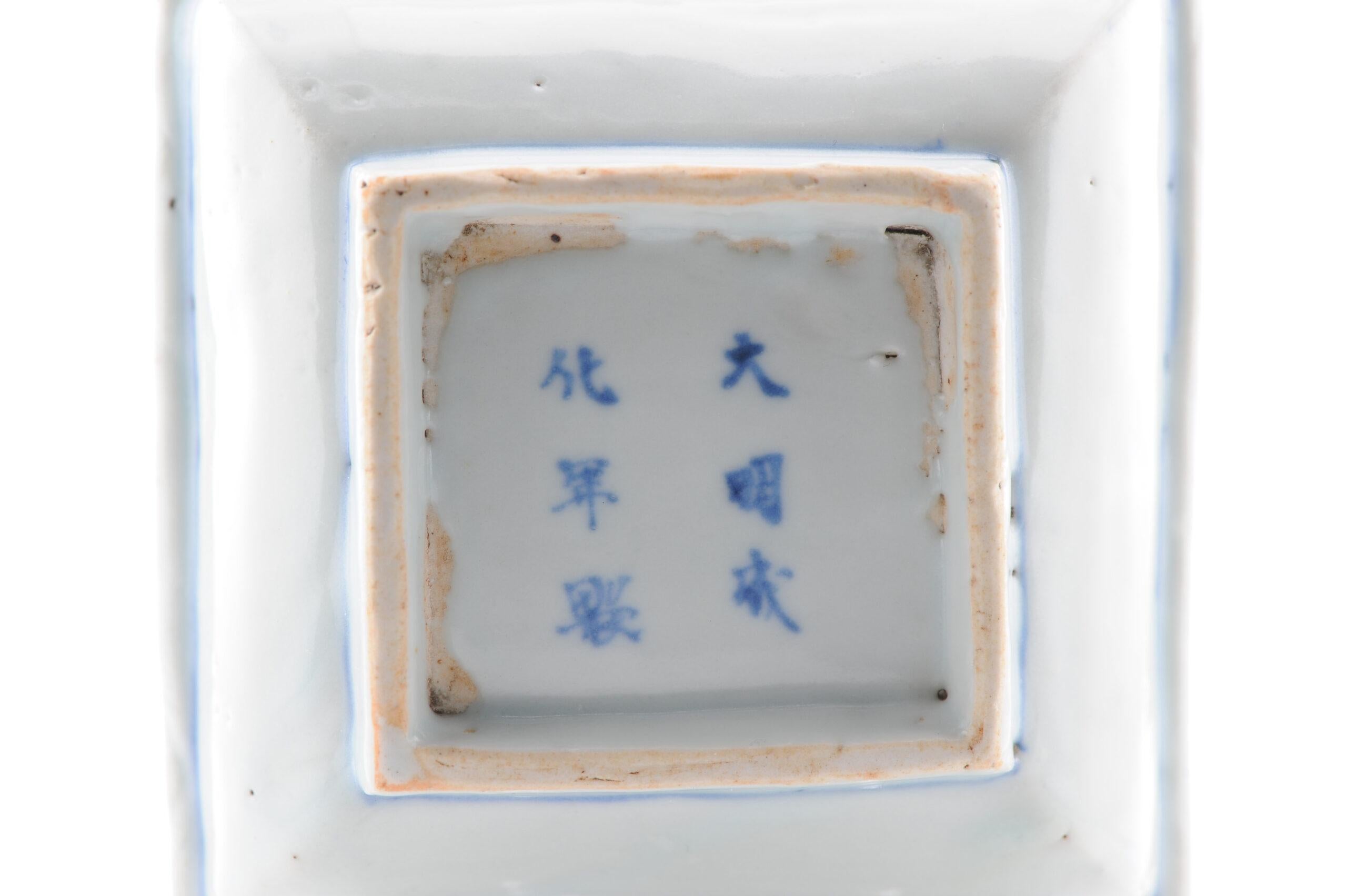 Antiguo Plato de Porcelana China Loto, 17C Dinastía Ming en Bueno estado para la venta en Amsterdam, Noord Holland