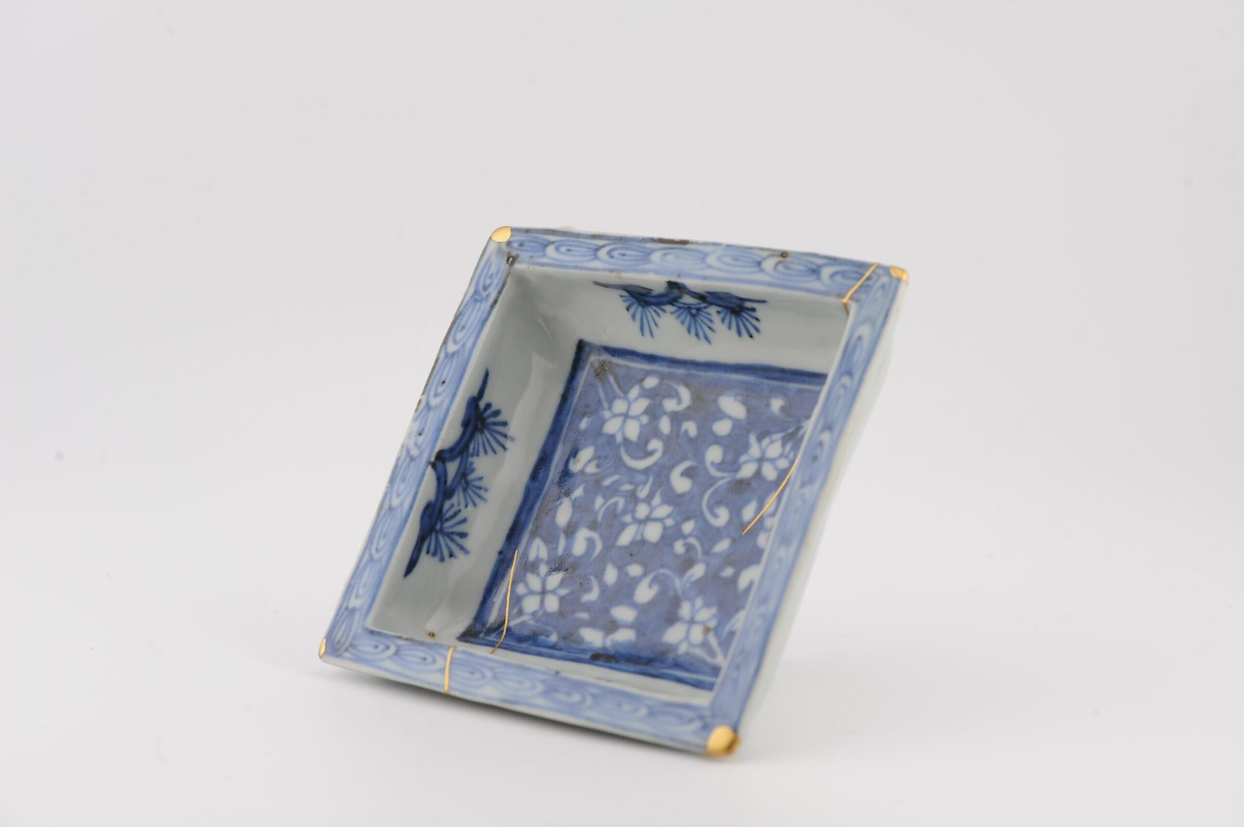 Bellissimo piatto da portata in blu e bianco con scena centrale di loto decorata al contrario, le pareti con rami e il bordo con disegno geometrico.
La base presenta un marchio Chenghua a sei caratteri.
In letteratura si possono trovare piatti